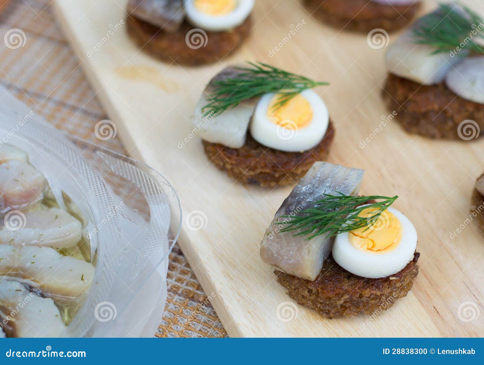 Canapes Mit Heringen Und Eiern Stockfoto - Bild von sofa, alternativen ...