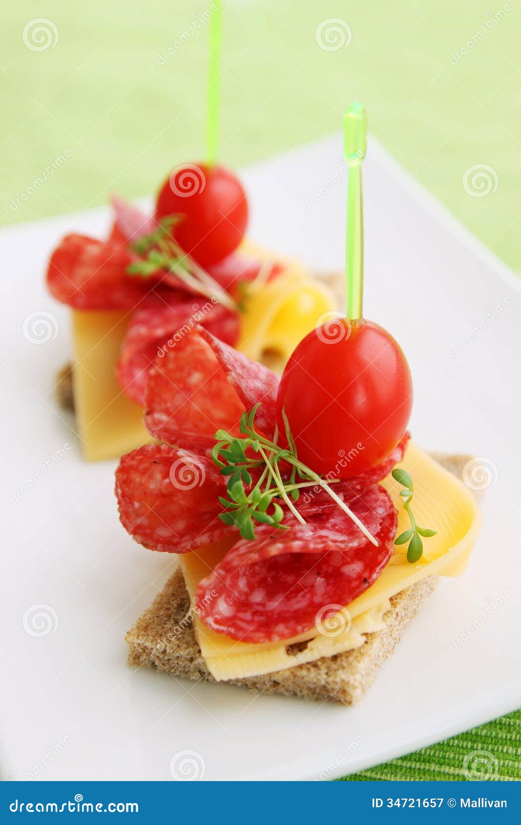 Canapes Mit Käse Und Salami Stockbild - Bild von mittagessen, schinken ... Canapes Mit Käse Und Salami Stockbild - Bild von mittagessen, schinken ...