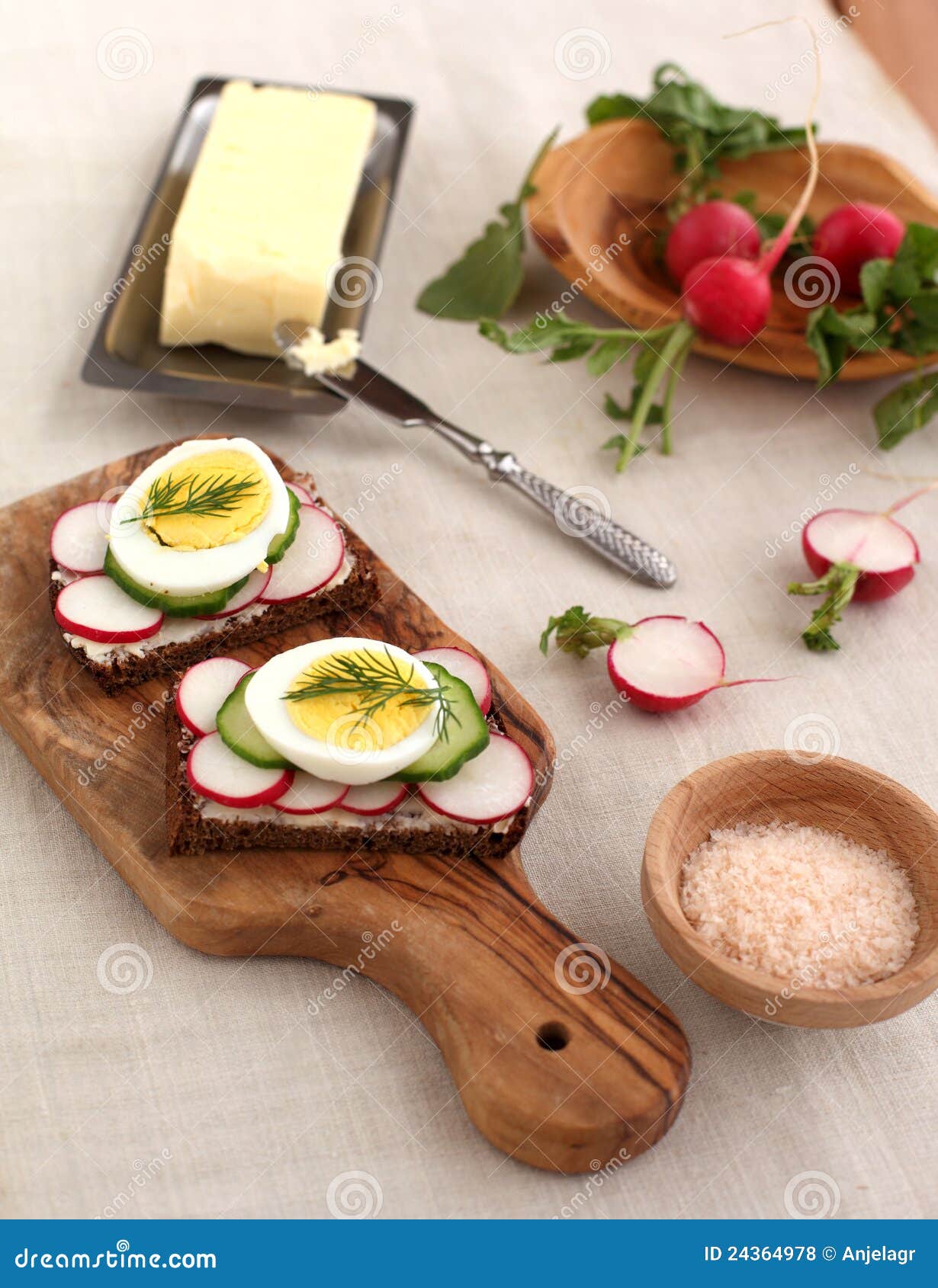 Canapes Mit Rettich Und Eiern Stockfoto - Bild von salz, pumpernickel ...