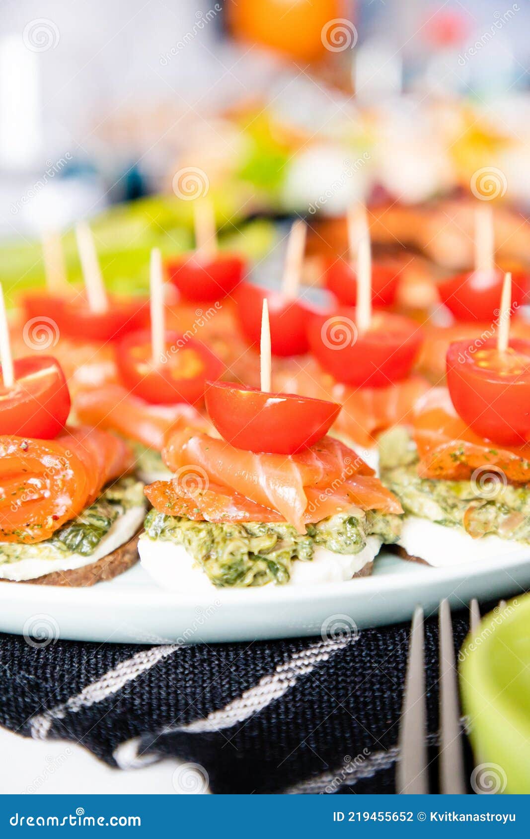 Canapes Mit Roten Fisch Pesto Und Kirschtomaten Stockfoto - Bild von ...