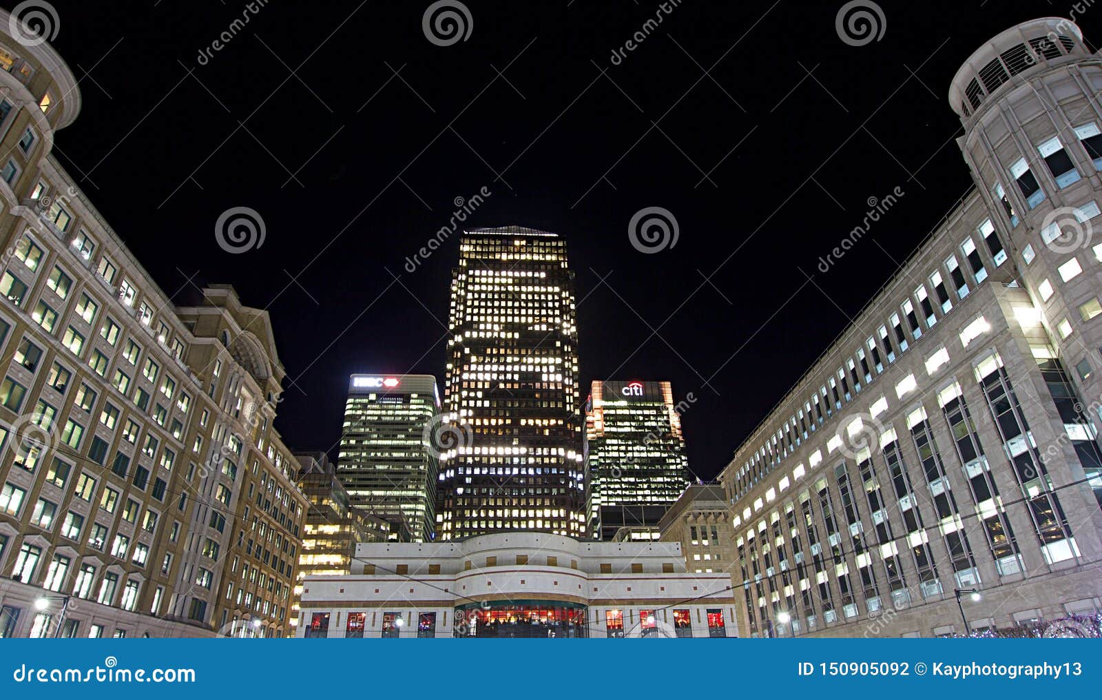 LONDRES, ANGLETERRE, le 16 janvier 2018 - Canary Wharf au coeur du secteur financier la nuit Tir du côté nord de la place de Cabot