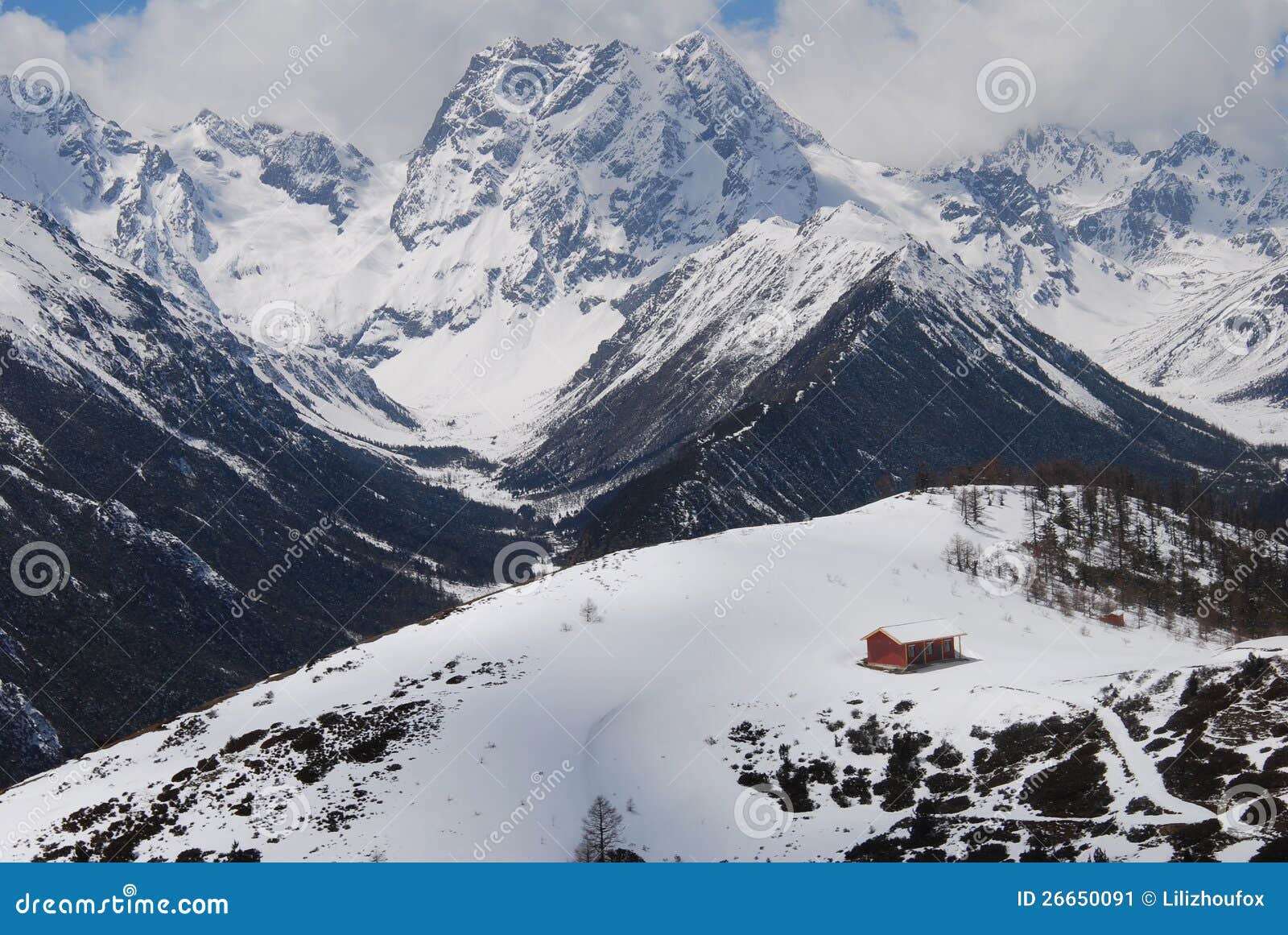 Een canbin bij de voet van de sneeuwberg in de provincie van Yunnan van zuidwestenChina.