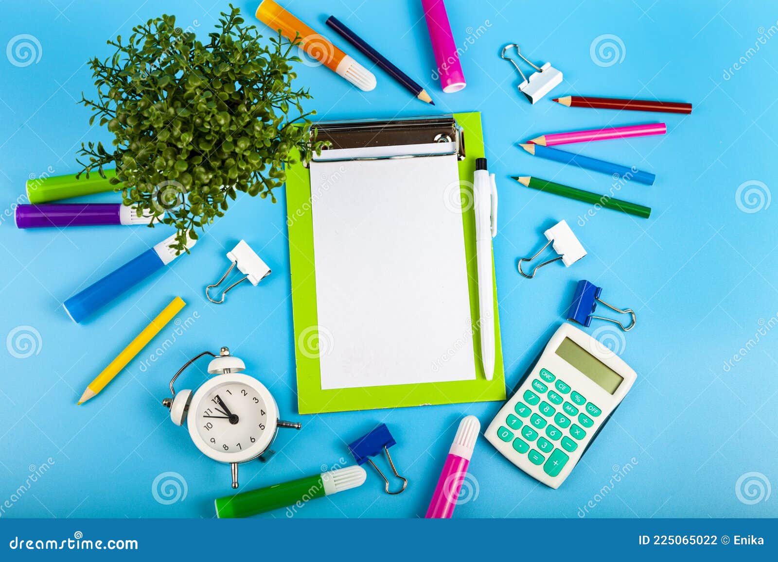 Cancelleria Per La Scuola O L'ufficio Fotografia Stock - Immagine di scuola,  creativo: 225065022