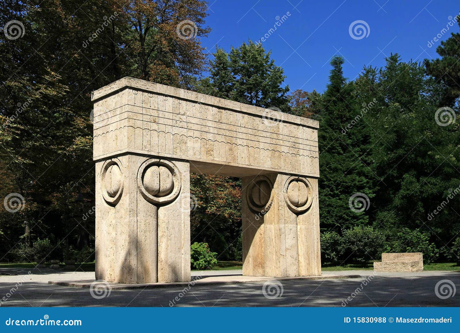 Cancello del Brancusi del bacio. Il cancello del bacio (Poarta Sarutului) è il secondo elemento dell'insieme scultoreo di Constantin BrÃ¢ncuÅi da TÃ¢rgu Jiu. La scultura è fatta di calcare e l'importanza dei itâs è molto semplice: il cancello di bacio fa la transizione ad un'altra vita ed il motivo sulle colonne corrisponde agli occhi che osservano all'interno.