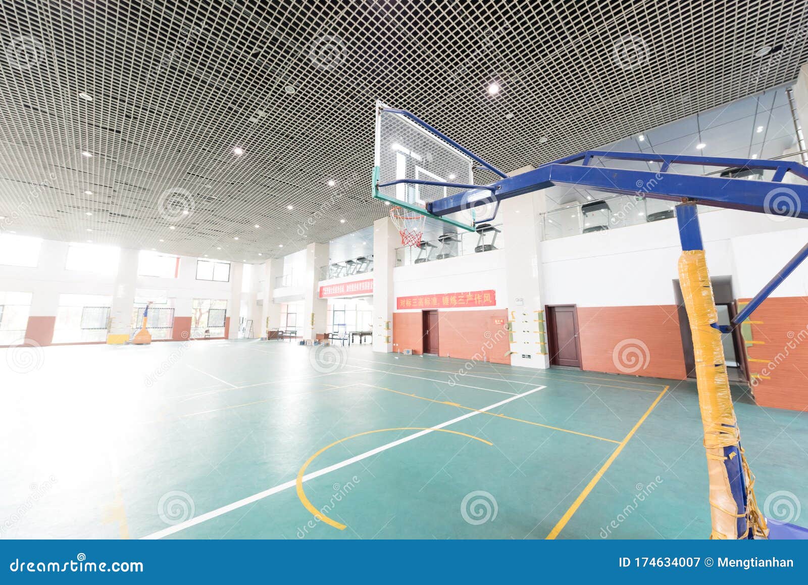Cancha De Baloncesto 6pista Cubierta Imagen de archivo - Imagen de  baloncesto, todos: 174634007