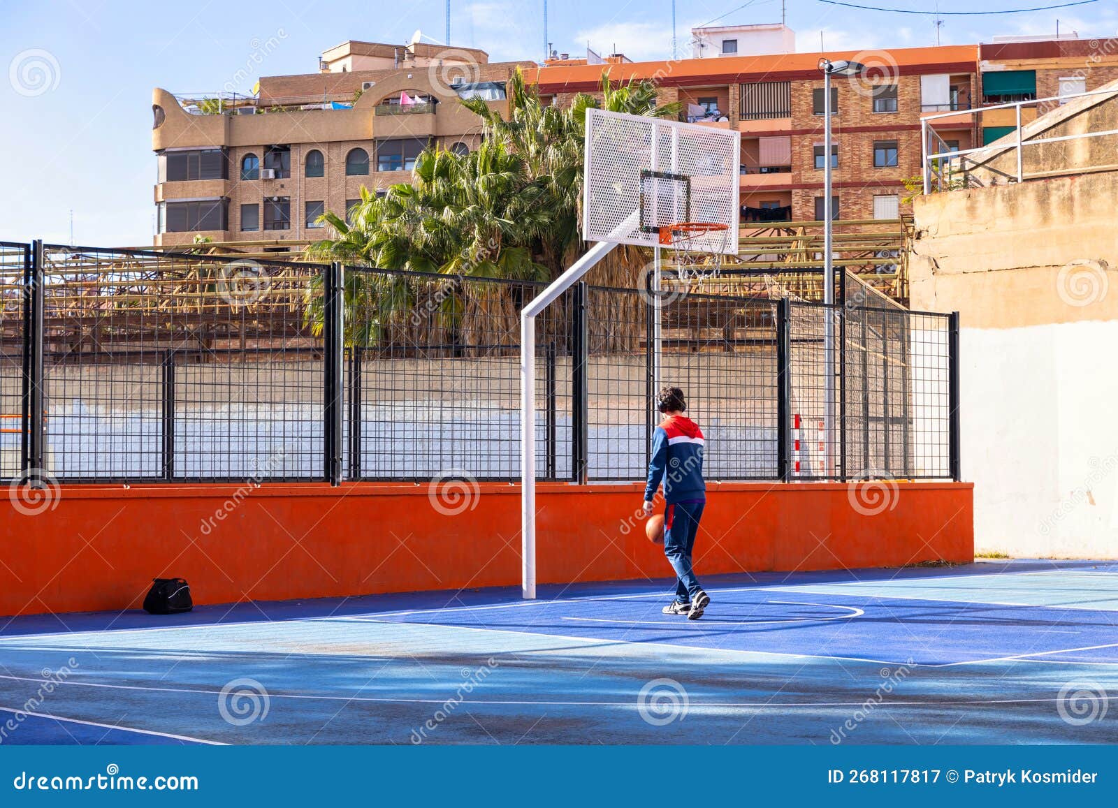 Competir abolir Escalera Cancha Pública De Baloncesto En Soleada Valencia España Fotografía  editorial - Imagen de corte, anaranjado: 268117817
