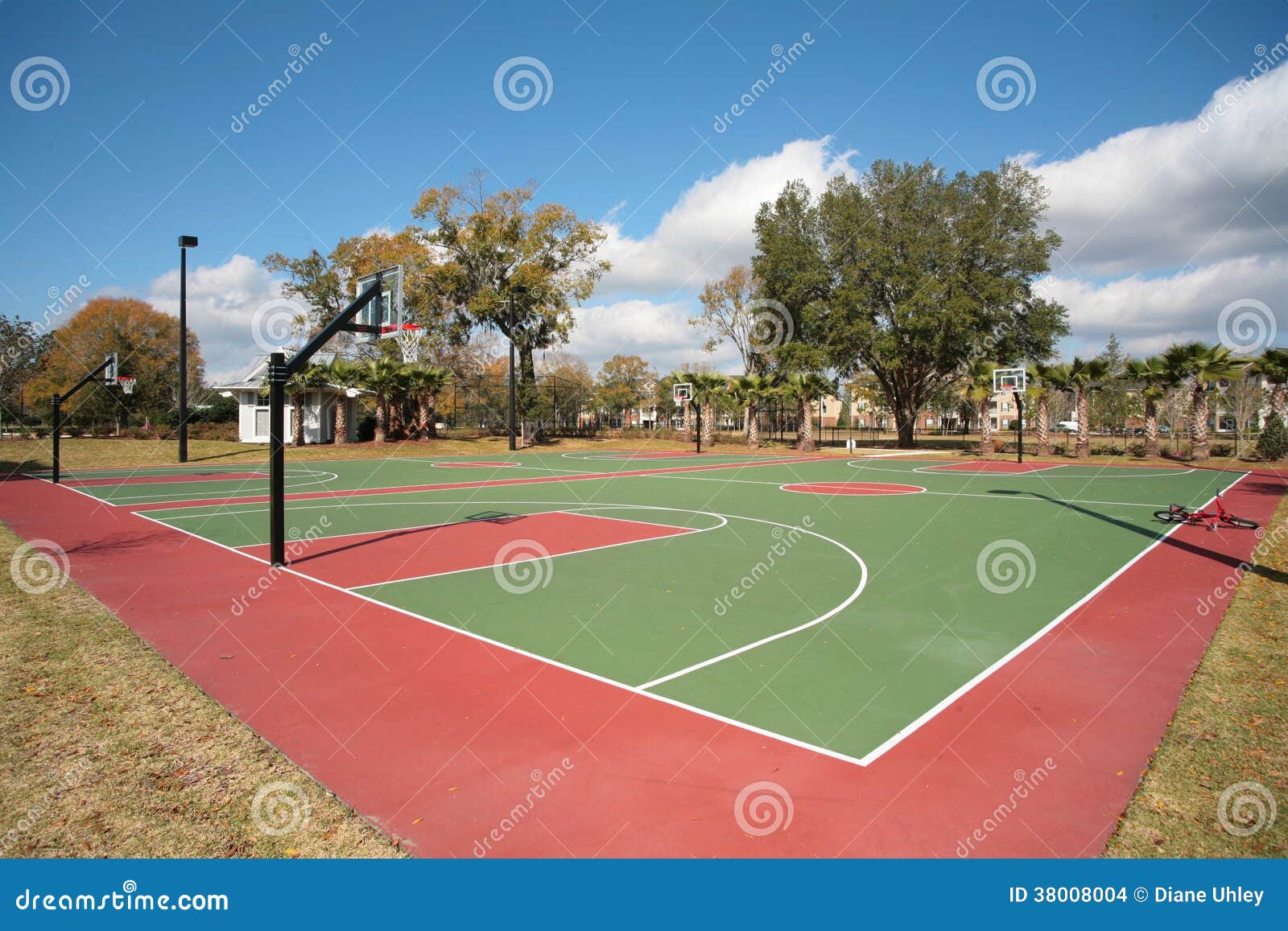 Canchas De Básquet Al Aire Libre Foto de archivo - Imagen de cuenta, nubes:  38008004