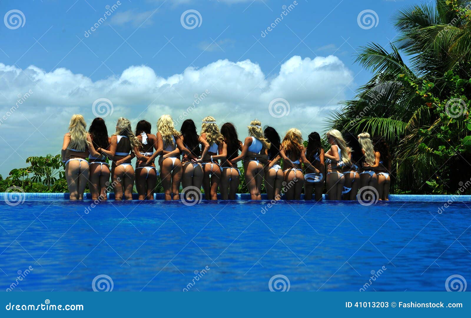 CANCUN, MÉXICO - 5 DE MAYO: Los Modelos Presentan Por El Borde De La Piscina  Para El Proyecto Blanco De La Camiseta Foto de archivo editorial - Imagen  de persona, méxico: 41013203