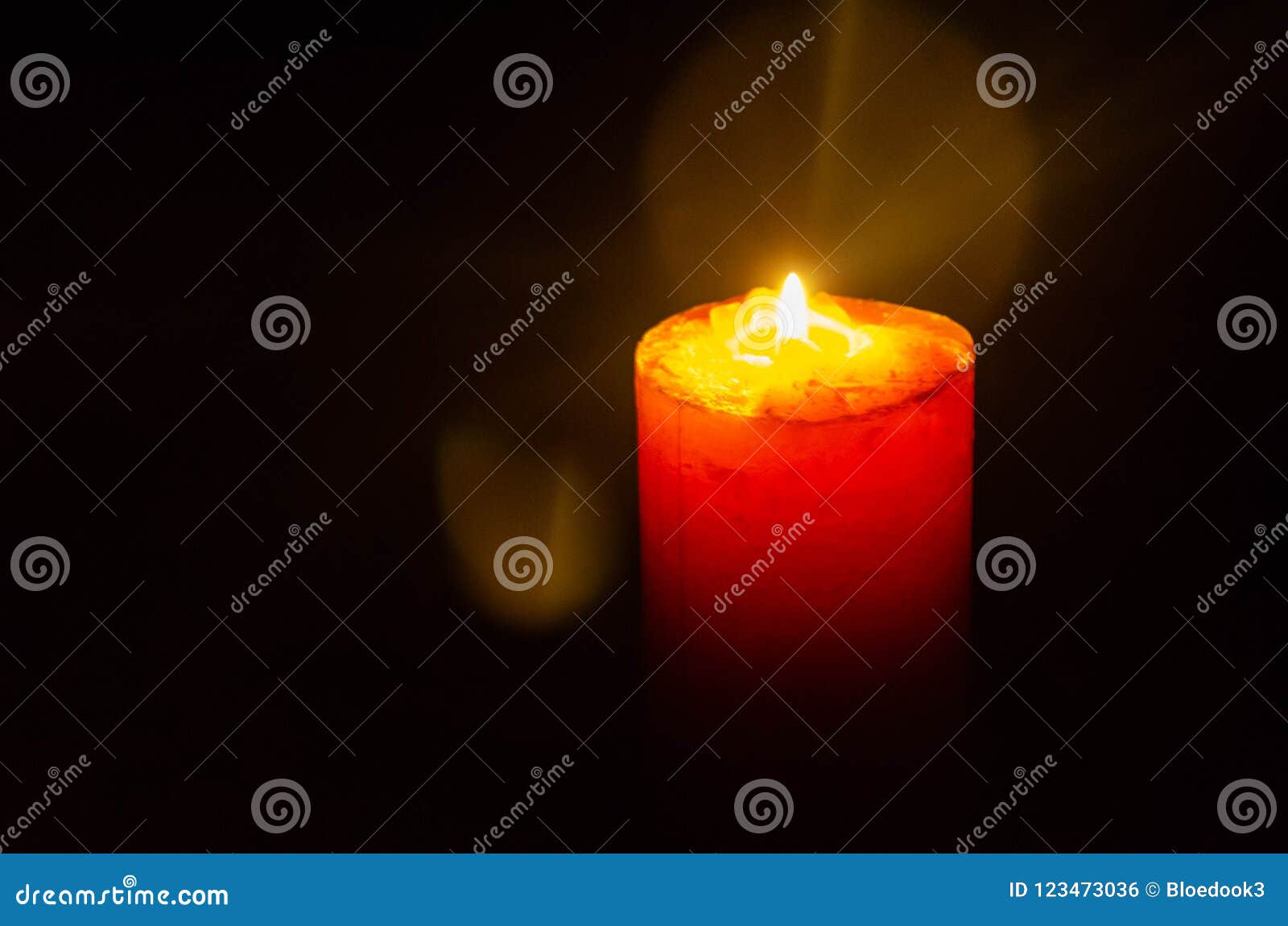 Si Emette Per Spegnere La Candela Candela Che Emette Luce Durante L'interruzione Elettrica Fotografia