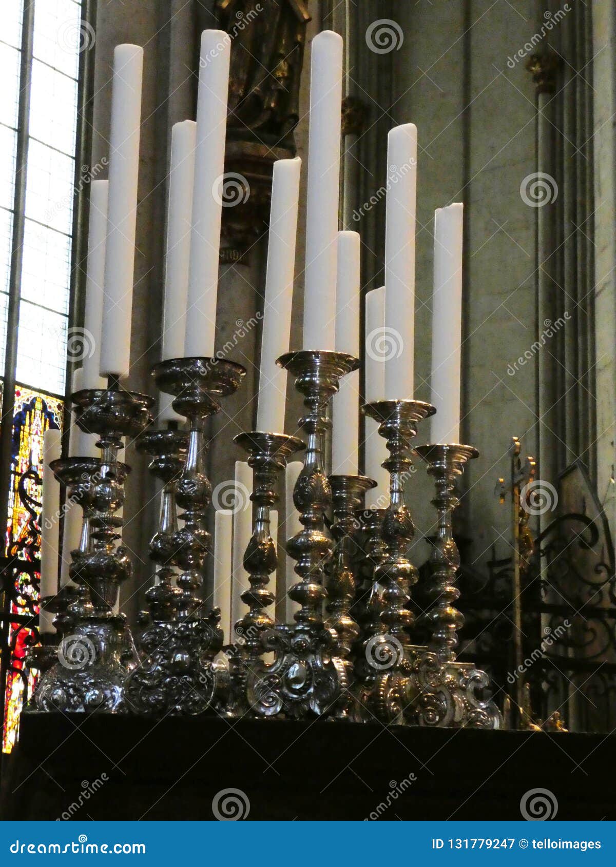 Candelabri D'argento Della Chiesa Con Le Candele Bianche Immagine Stock -  Immagine di natale, speranza: 131779247