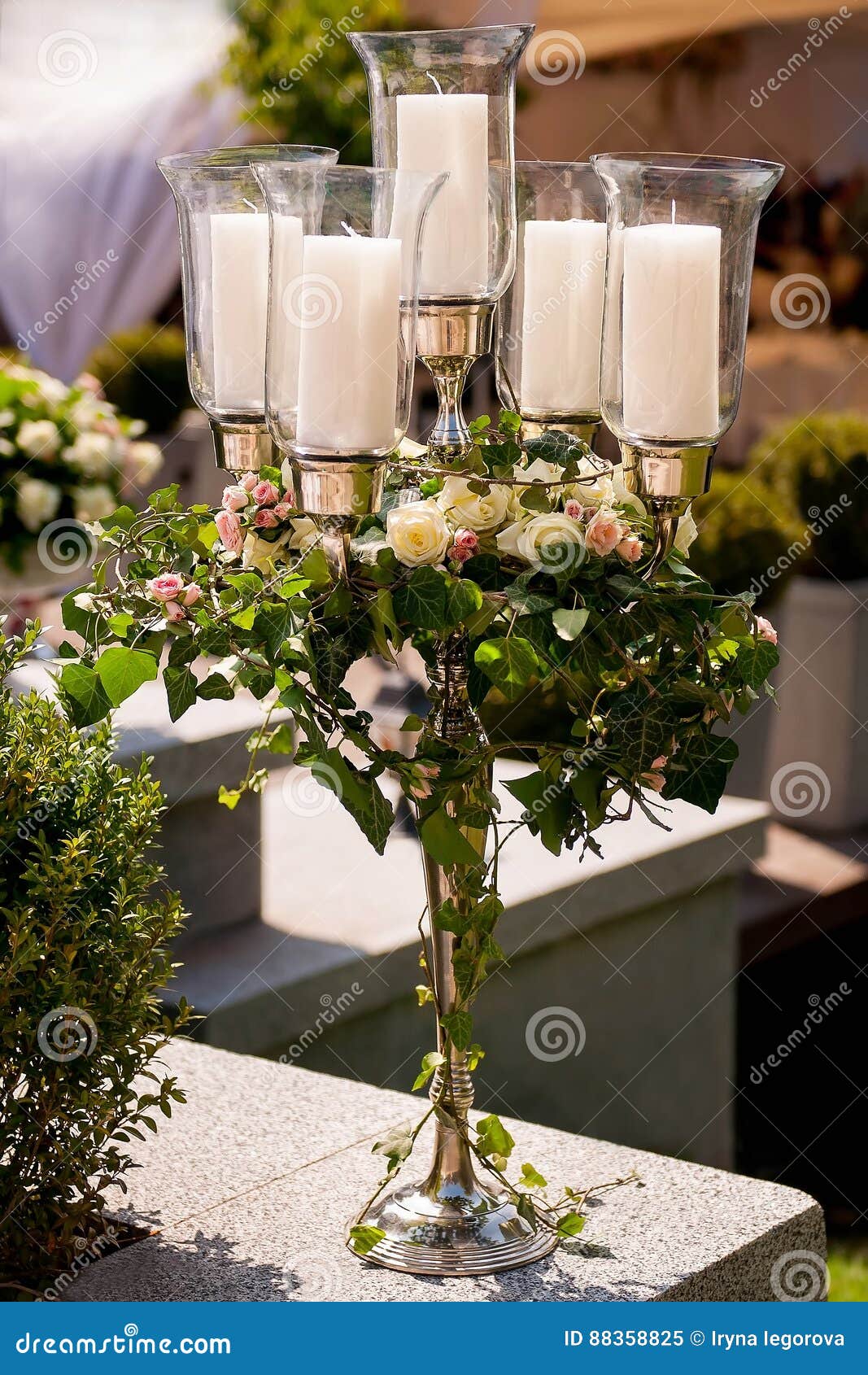 Candelabro con las flores imagen de archivo. Imagen de primer - 88358825, image size:1067x1690