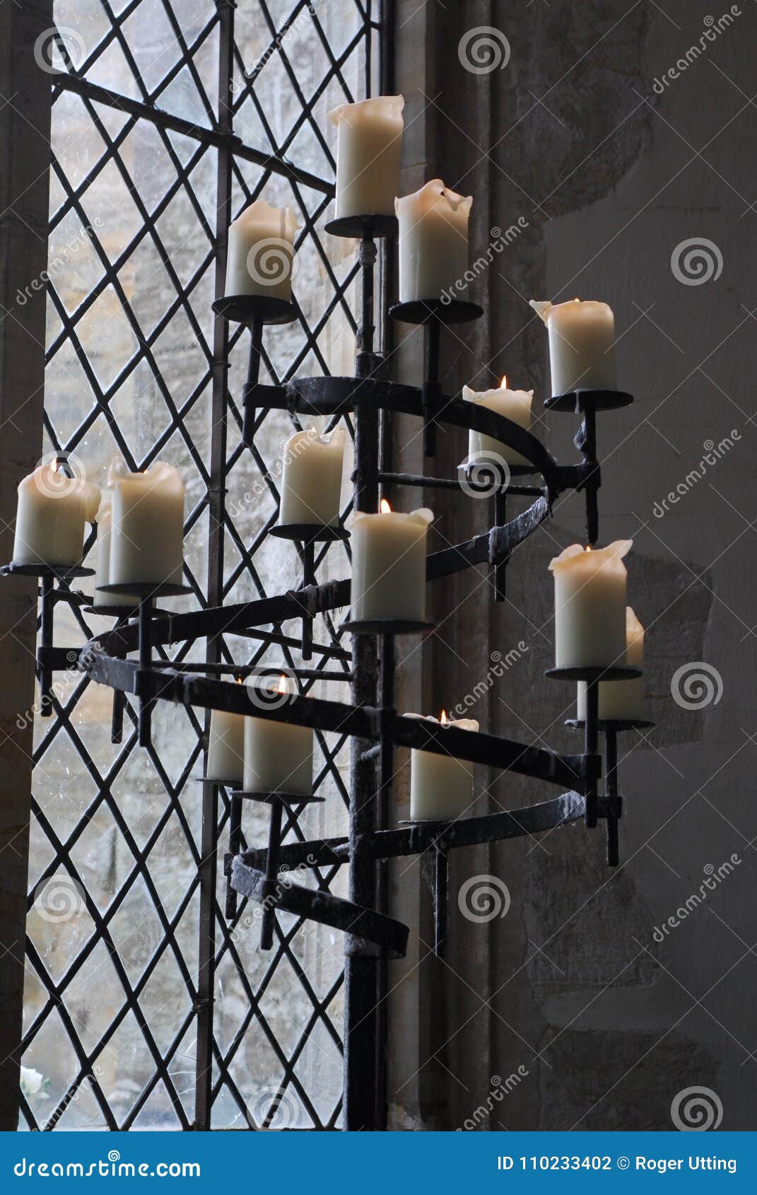 Candelabros en una iglesia foto de archivo. Imagen de llama - 110233402