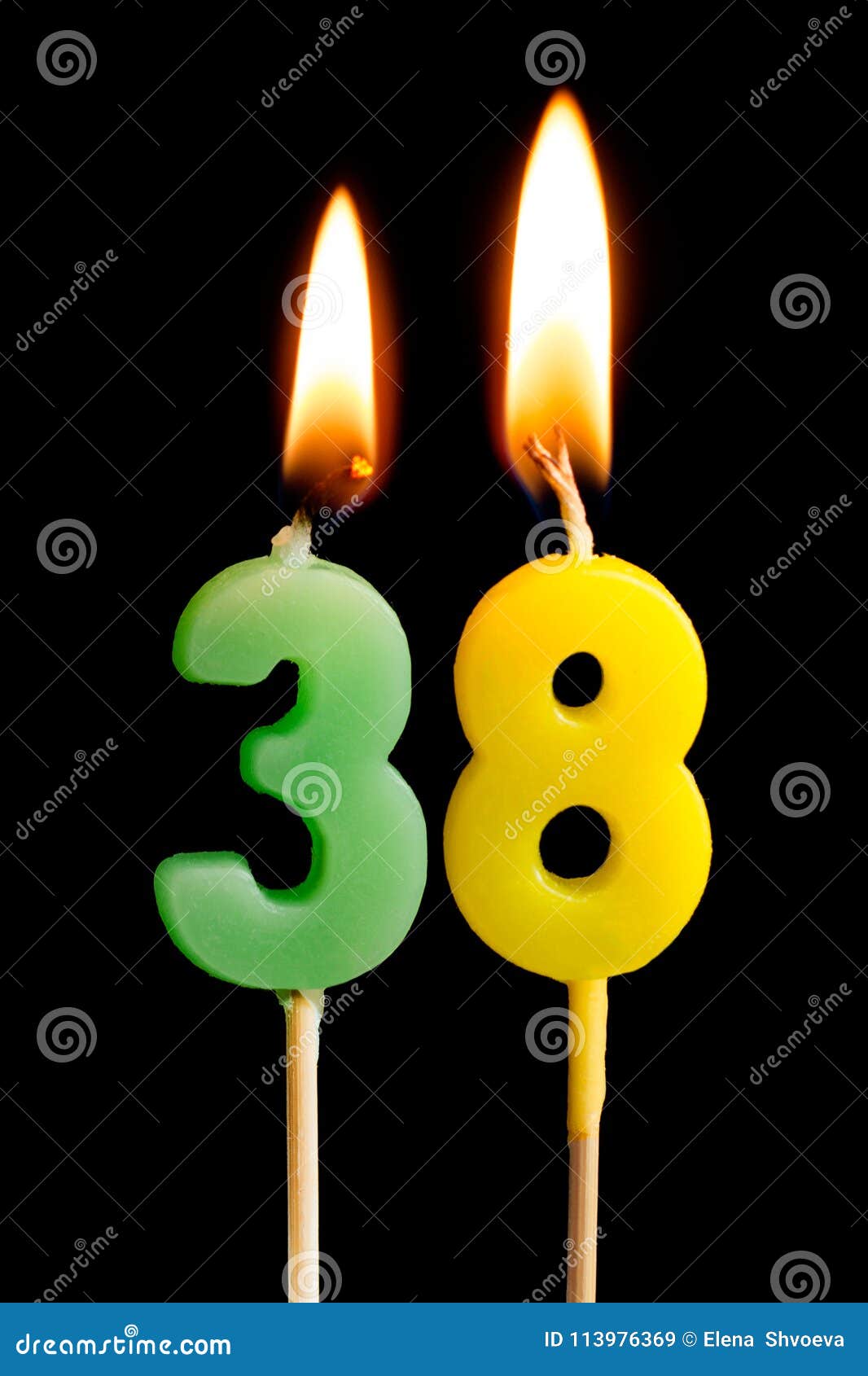 Candele Brucianti Sotto Forma Di 38 Trentotto Numeri, Date Per Il Dolce  Isolato Su Fondo Nero Il Concetto Di Celebrazione Immagine Stock - Immagine  di adulto, figura: 113976369