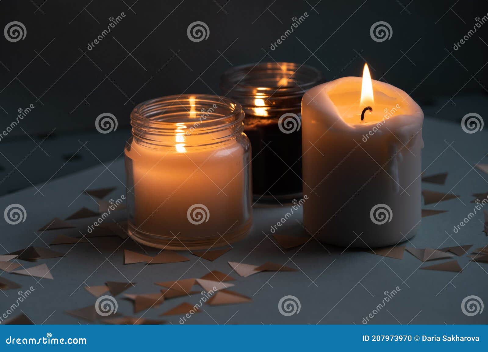 Candele. Decorazione Interna. Candele Romantiche. Cera Bianca E Nera. in  Vaschette Di Vetro. Atmosfera Romantica in Casa Fotografia Stock - Immagine  di bruciarsi, vasi: 207973970