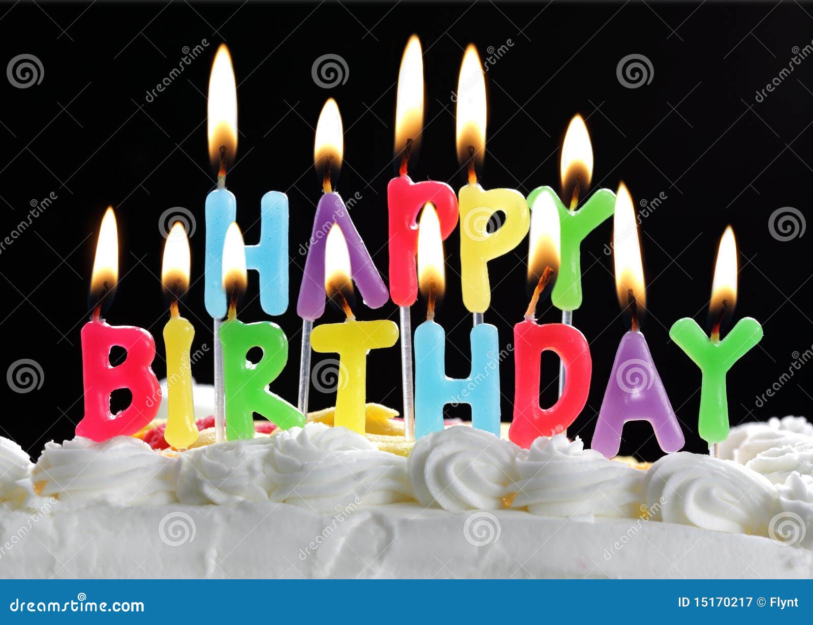 Candele Di Buon Compleanno Su Una Torta Immagine Stock - Immagine