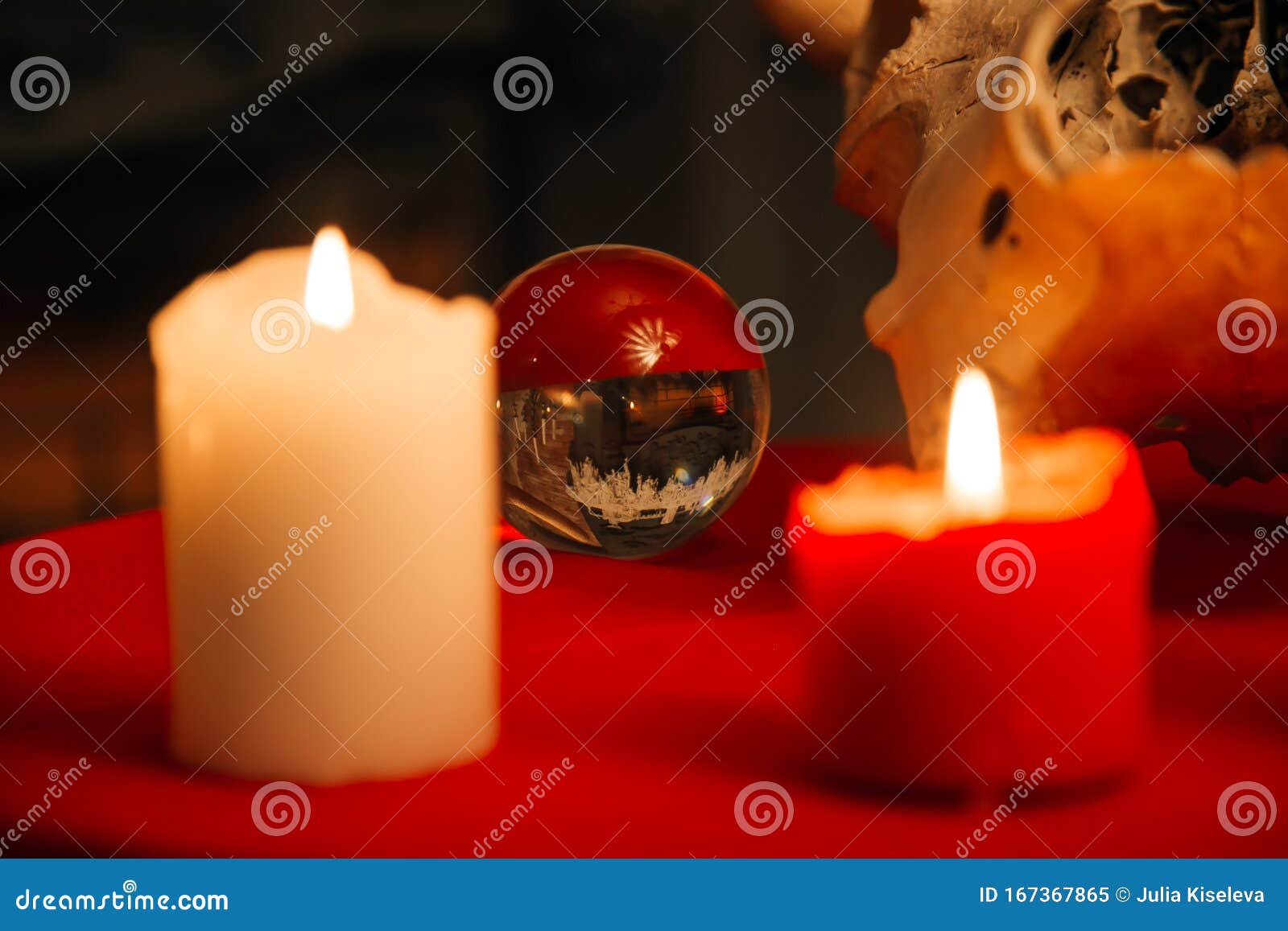 Candele Di Combustione E Sfera Di Cristallo Contesto Wicca, Esoterico,  Divinazione E Occulto Con Oggetti Magici D'epoca Immagine Stock - Immagine  di cristallo, occulto: 167367865