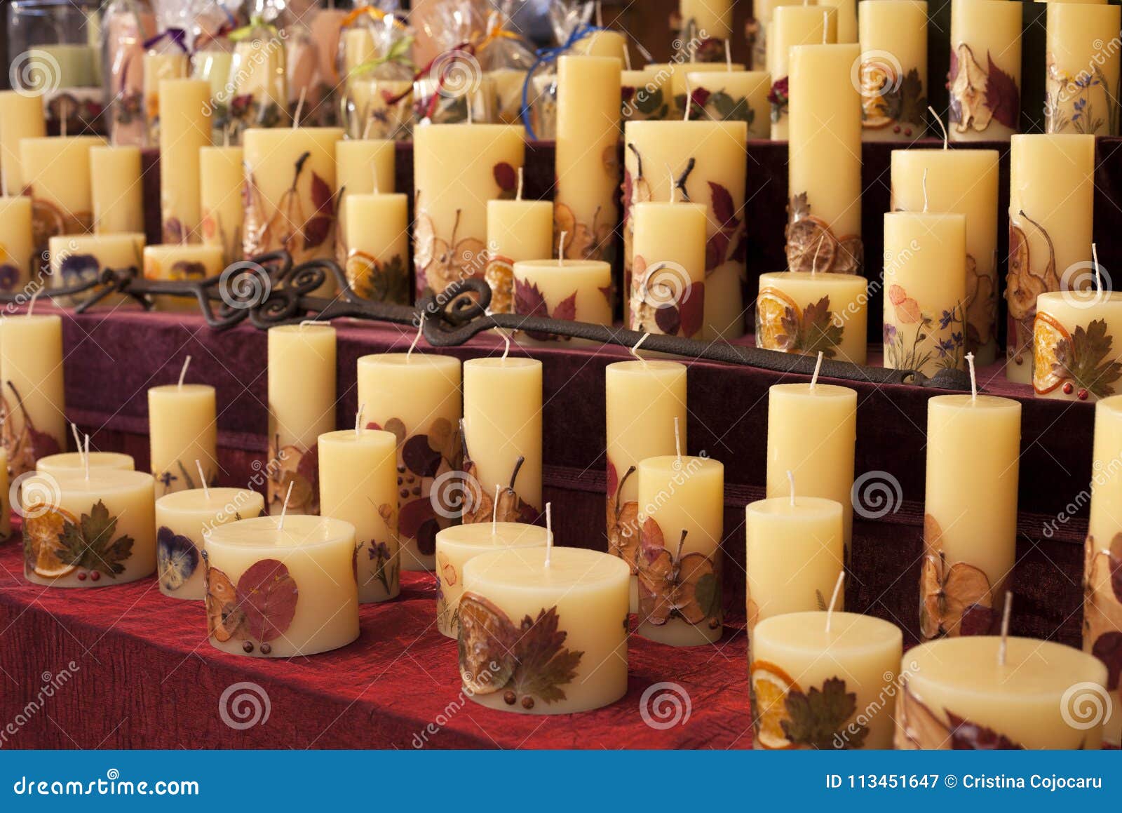 Candele Fatte A Mano Con I Fiori I Frutti E Le Inserzioni Della Foglia Da Vendere Su Un Mercato Di Natale A Budapest Ungheria Immagine Stock Immagine Di Regalo Visualizzazione 113451647