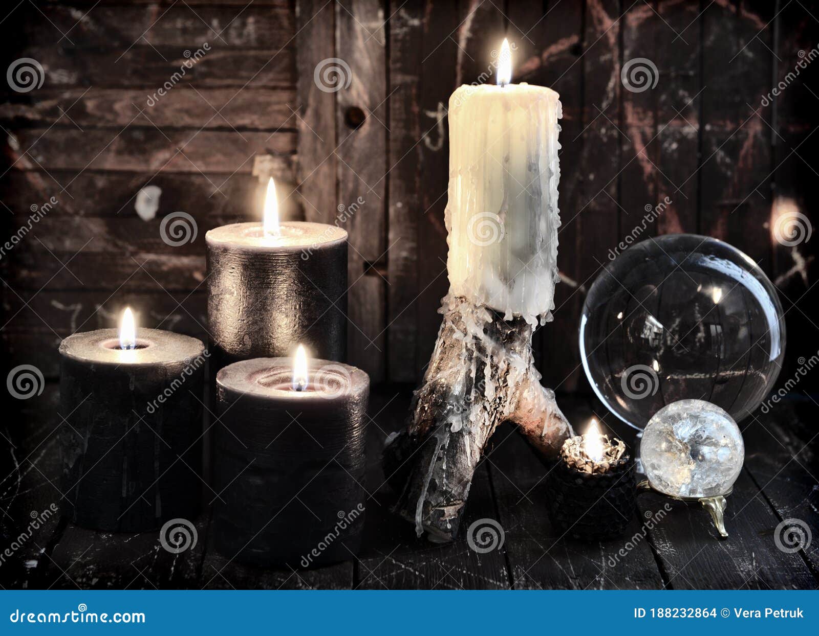 Candele in Fiamme E Sfera Di Cristallo Di Divinazione Sul Tavolo Da Strega.  Fotografia Stock - Immagine di halloween, destino: 188232864