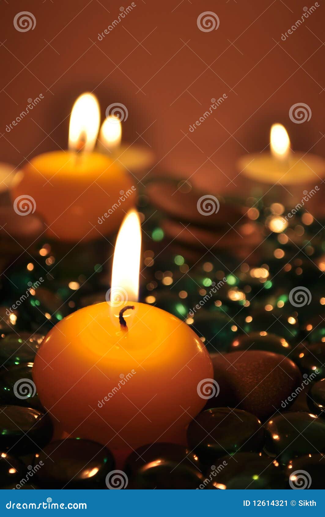 Candele romantiche immagine stock. Immagine di fiamma - 12614321