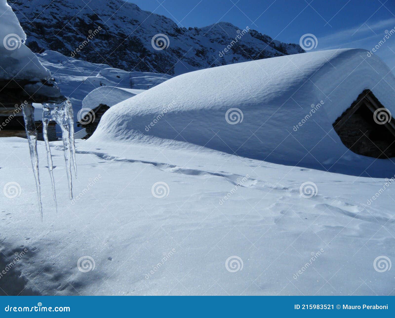 candelotti di ghiaccio con neve bianchissima