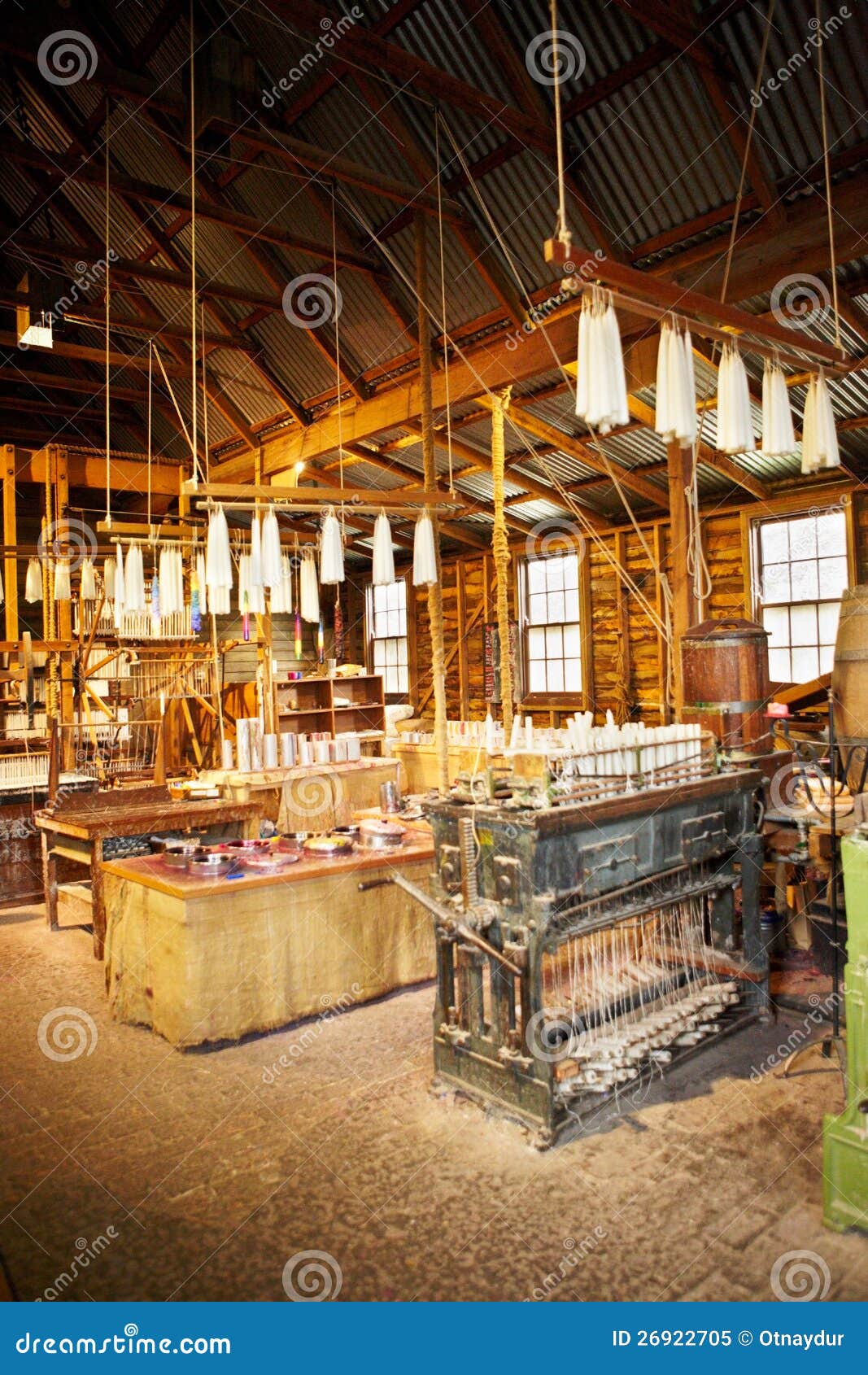 https://thumbs.dreamstime.com/z/candle-factory-26922705.jpg