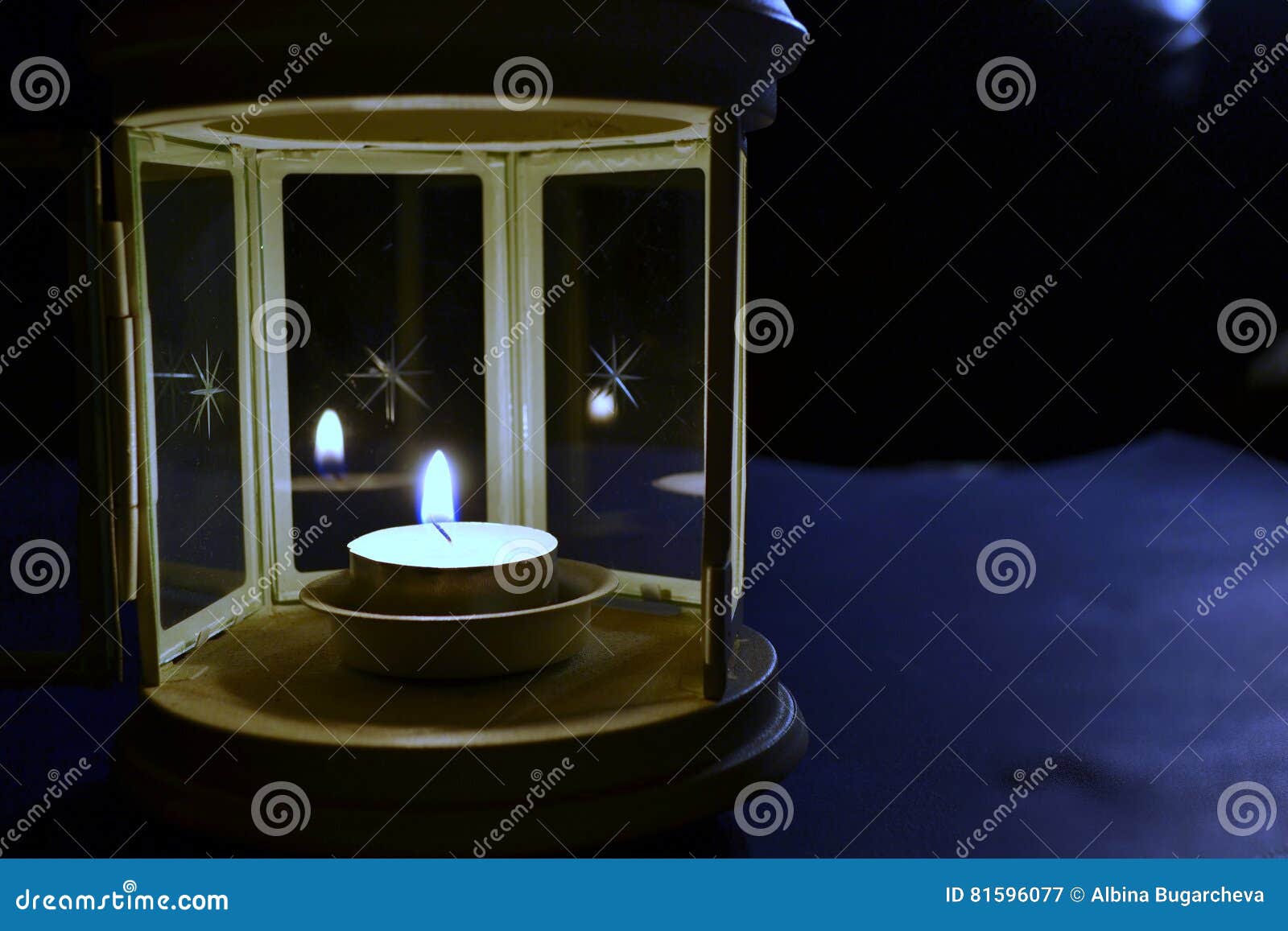 Candlelight. Luce sola scura della candela