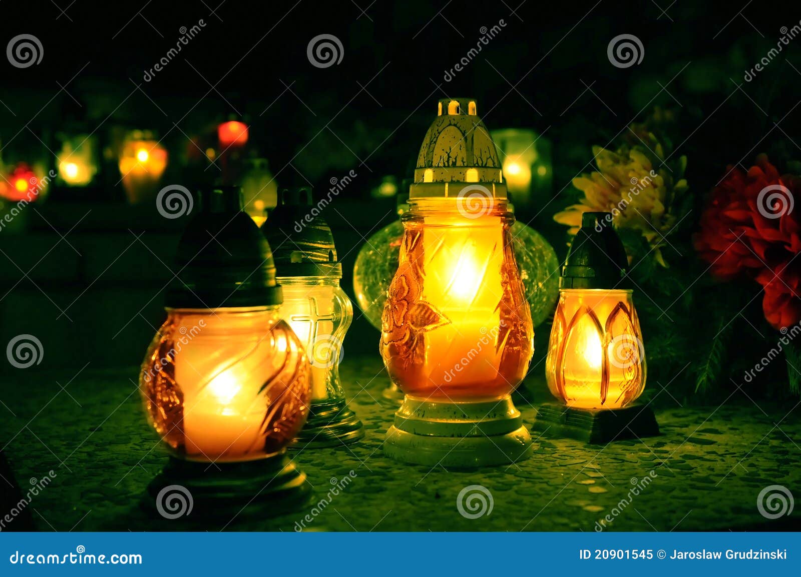 Candles on a grave stock image. Image of graveyard, christmas 20901545