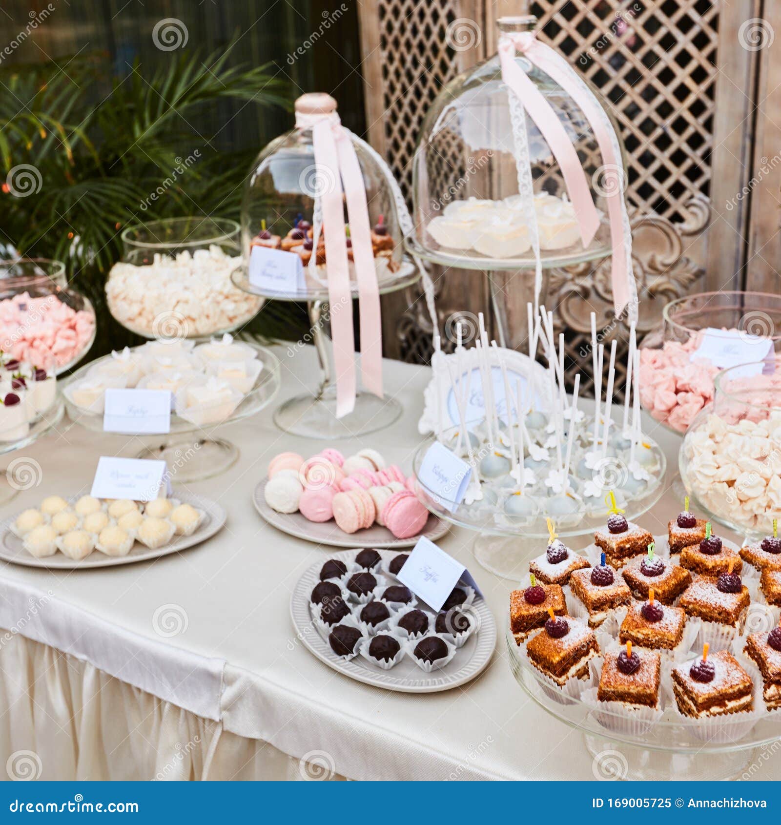 Limpia el cuarto Nadie Fuera de Candy Bar Wedding, Candy Buffet, Delicious Candy Bar at a Wedding. Stock  Image - Image of pink, cakepop: 169005725