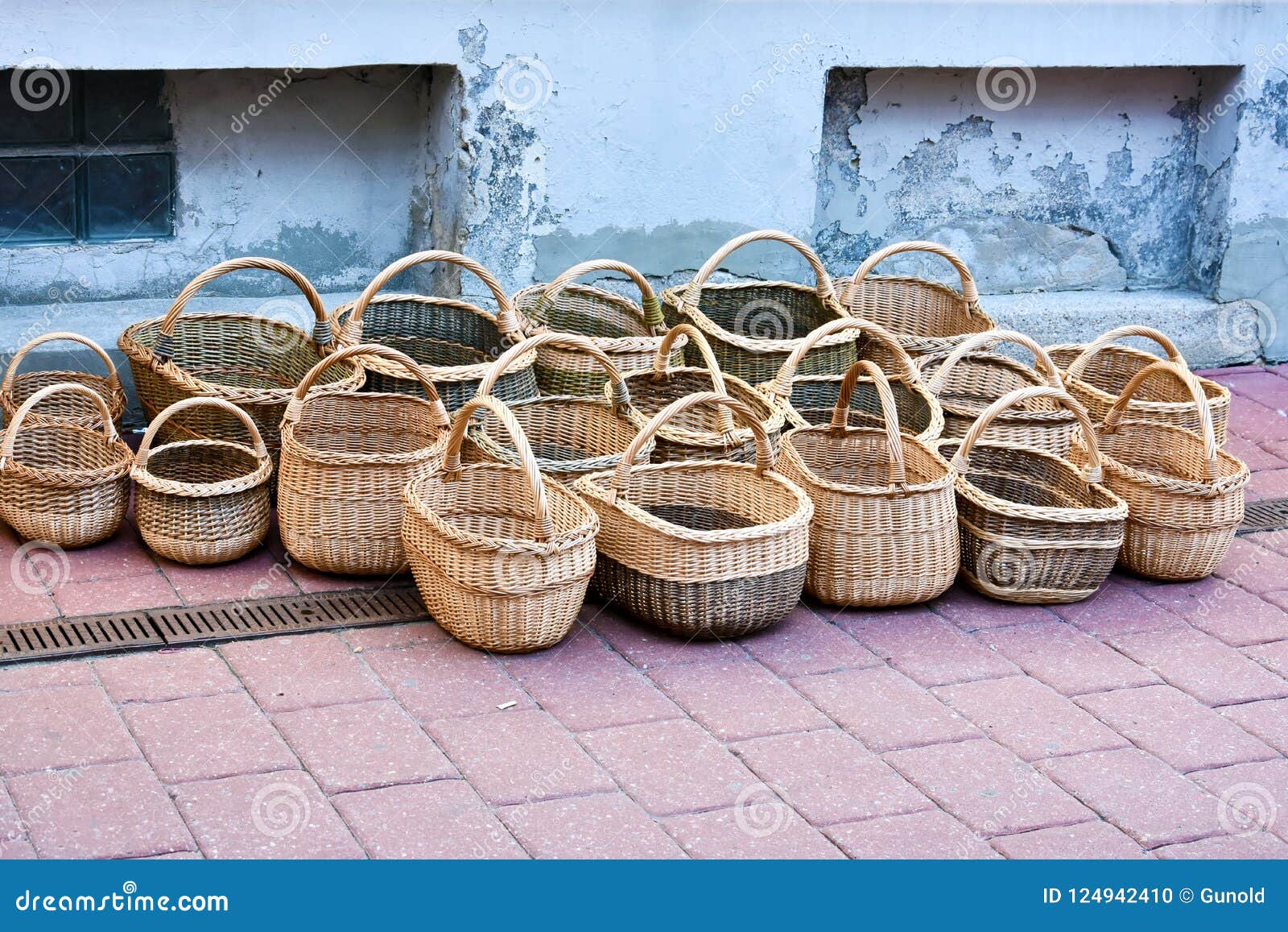 App Per Vendere Oggetti Fatti A Mano Canestri Di Vimini Fatti a Mano Da Vendere Fotografia Stock - Immagine