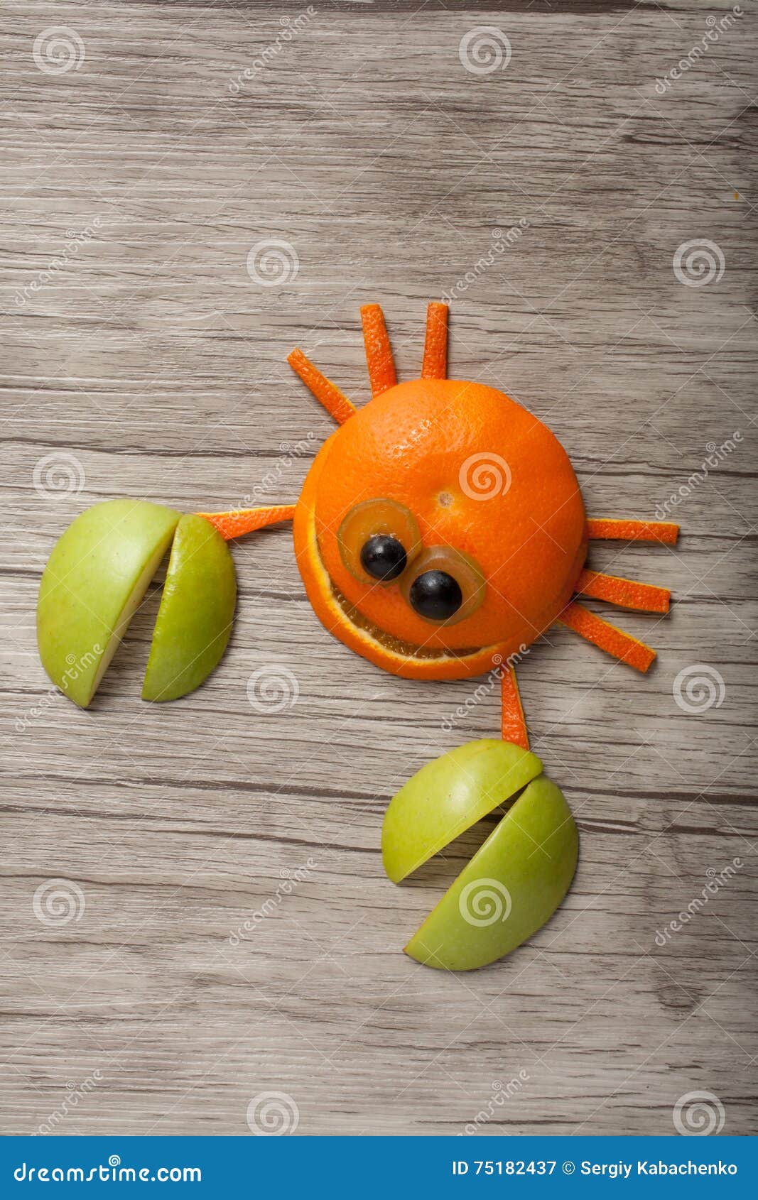 Cangrejo Graciosamente Hecho De Frutas Imagen de archivo Imagen de