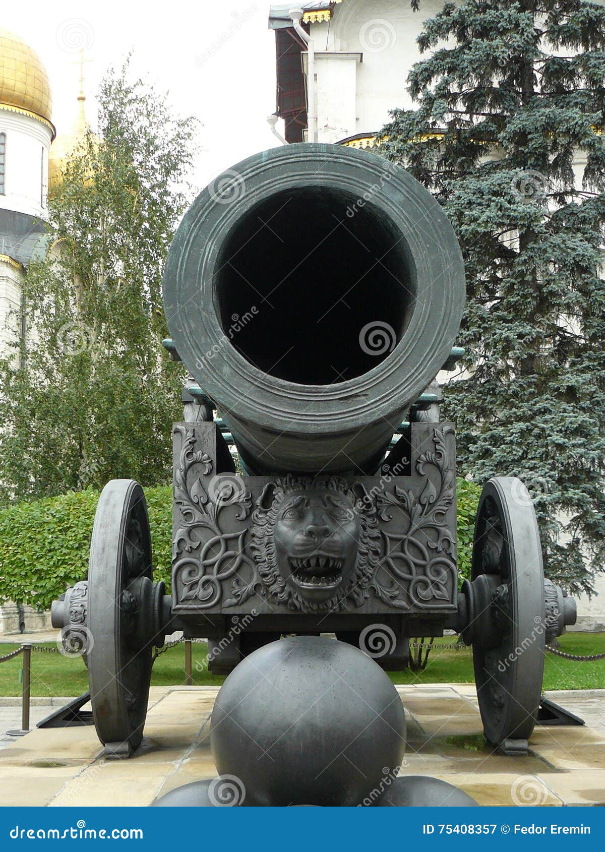 Canhão de Tsar Arma grande com núcleos Moscovo Kremlin Velho de bronze Luz do dia Close-up