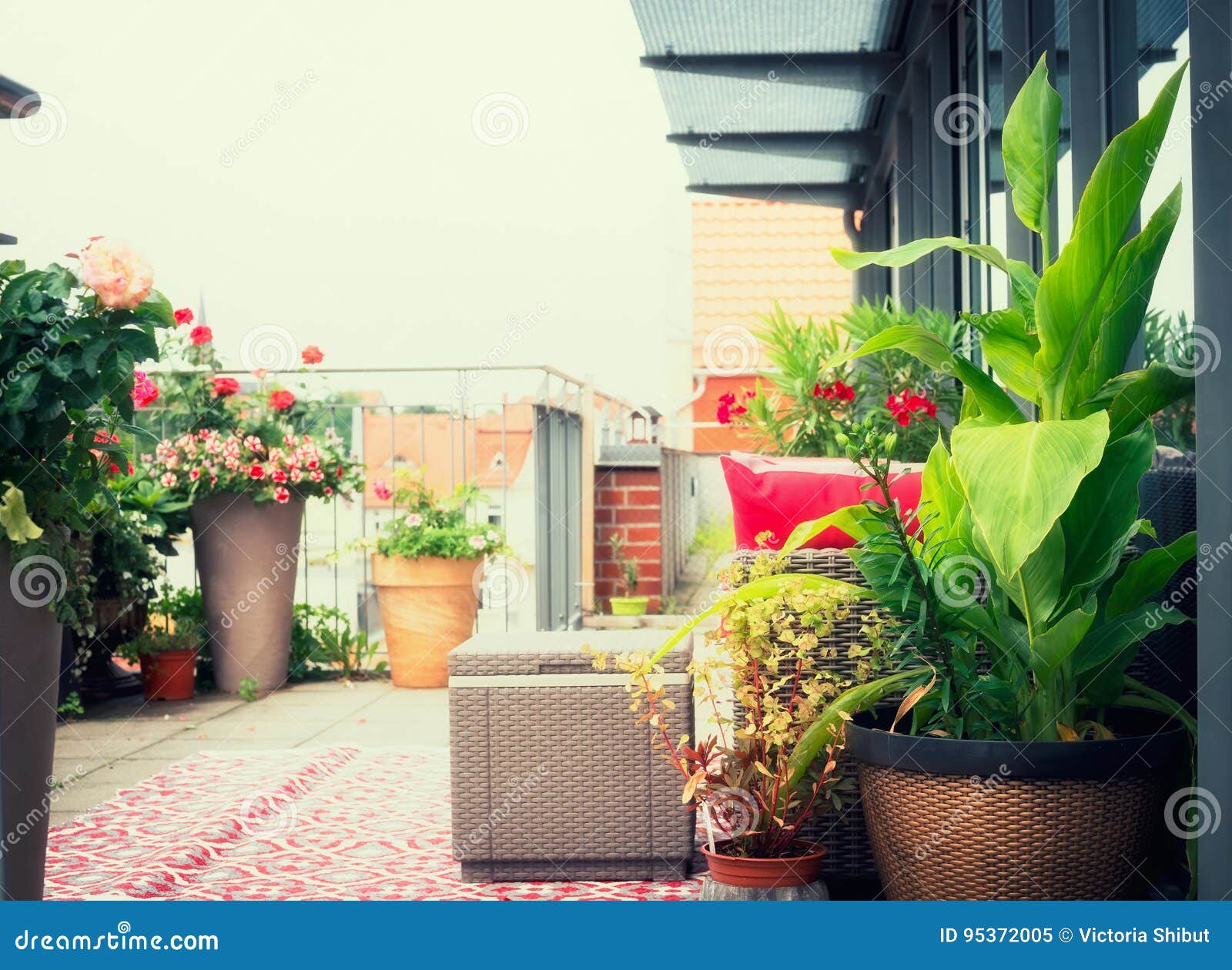 Canna Patio Blumentopfe Auf Balkon Oder Terrasse Mit Rattanmobeln Stadtisches Leben Stockbild Bild Von Stadtisches Terrasse 95372005