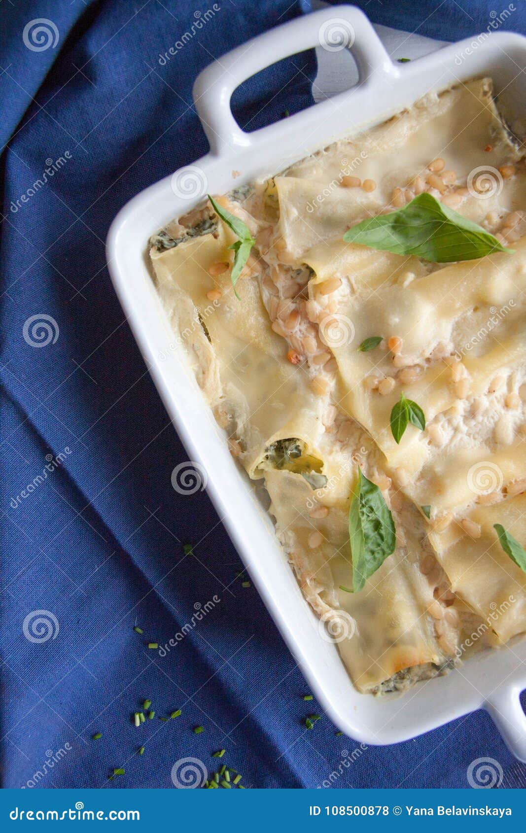 Cannelloni Mit Mozzarella, Feta Und Spinat Stockfoto - Bild von koch ...