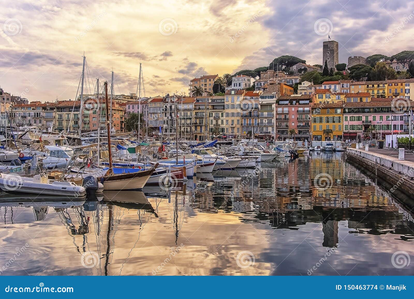 Cannes Sah Vom Alten Hafen an Stockfoto - Bild von palast, schauspieler ...