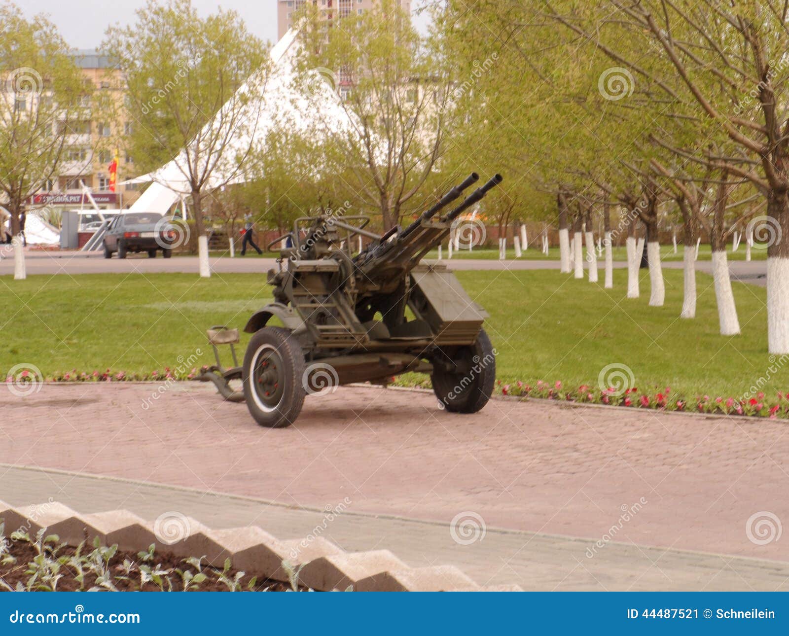 Astana, celebrazione di Victory Day nella città, cannone antiaereo disposto sul quadrato