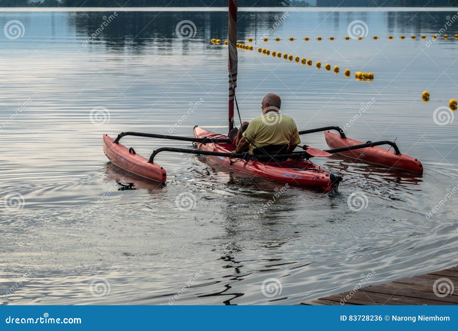 Tiempo de día Ciudadano Quedar asombrado Canoa de la vela en laguna foto editorial. Imagen de restaurante - 83728236 Tiempo de día Ciudadano Quedar asombrado Canoa de la vela en laguna foto editorial. Imagen de restaurante - 83728236