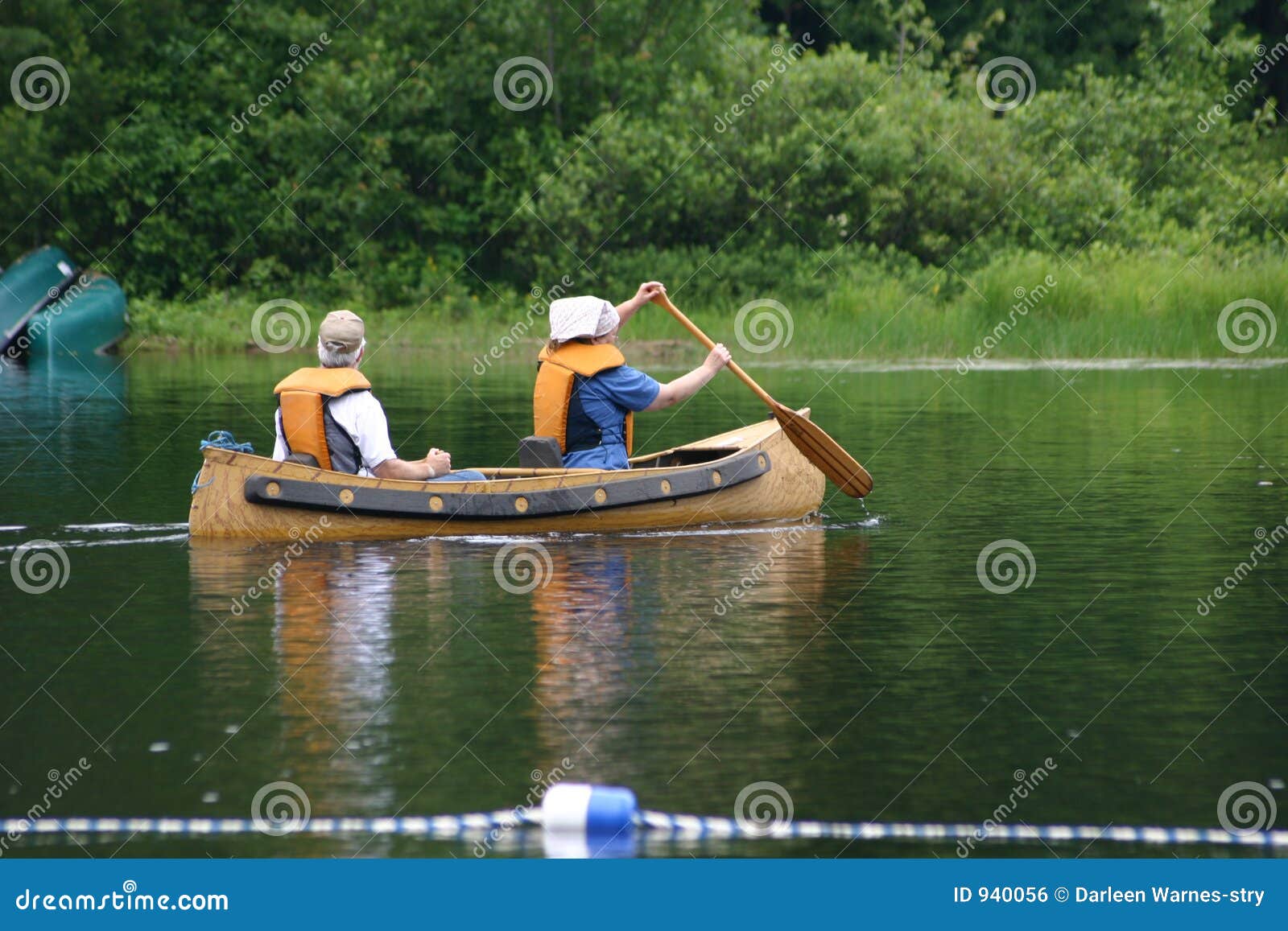 Canoa en el lago foto de archivo. Imagen de colinas, playa - 940056, image size:1600x1157