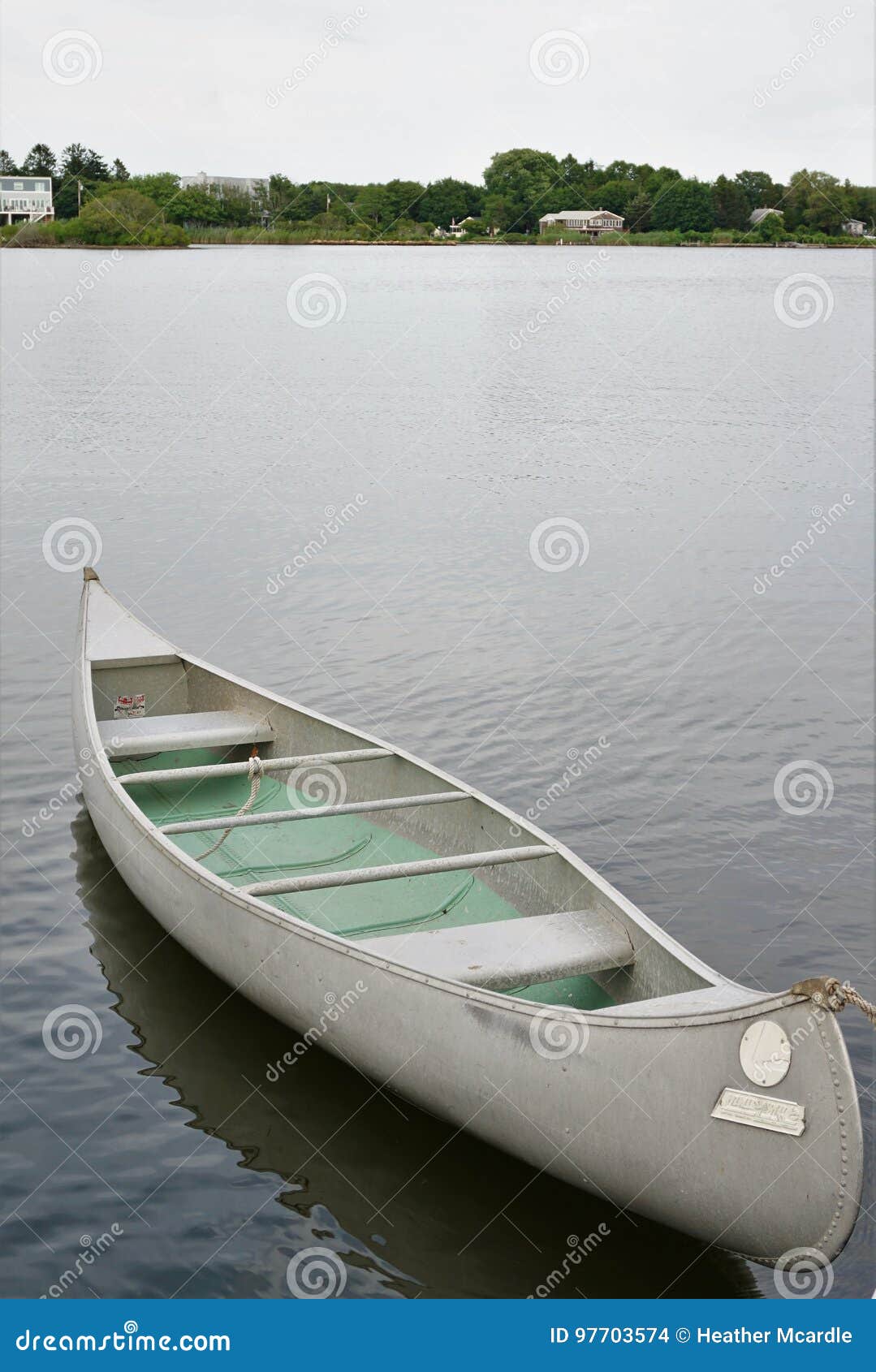 Canoa vacía en un lago foto de archivo. Imagen de acuoso - 97703574, image size:1079x1690