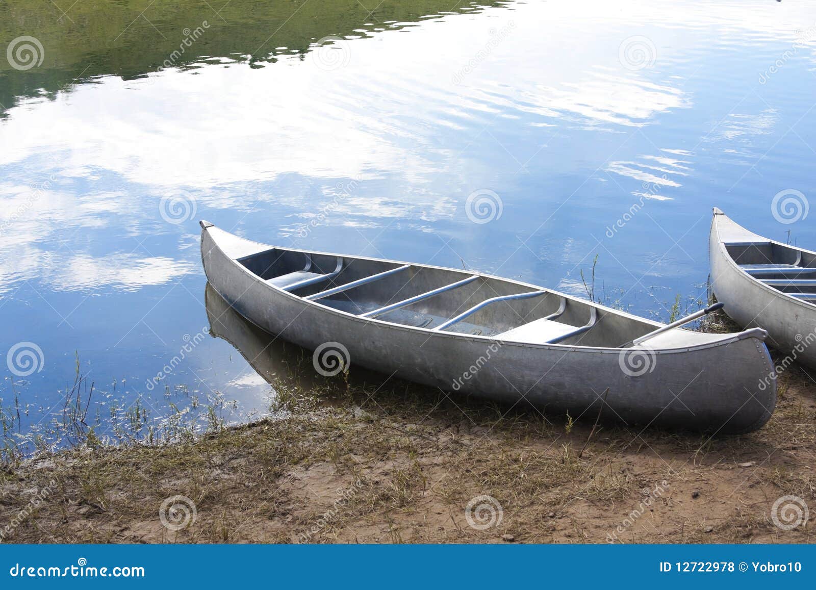 Canoas en el Lago foto de archivo. Imagen de lakeside - 12722978, image size:1600x1157