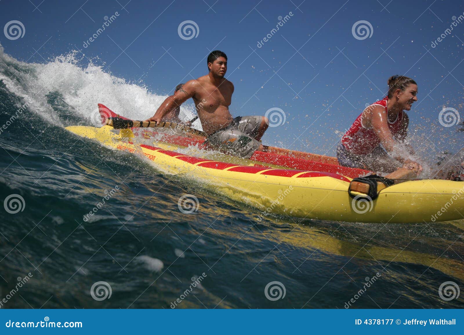Canoe surfing at Makaha editorial photography. Image of northshore 4378177