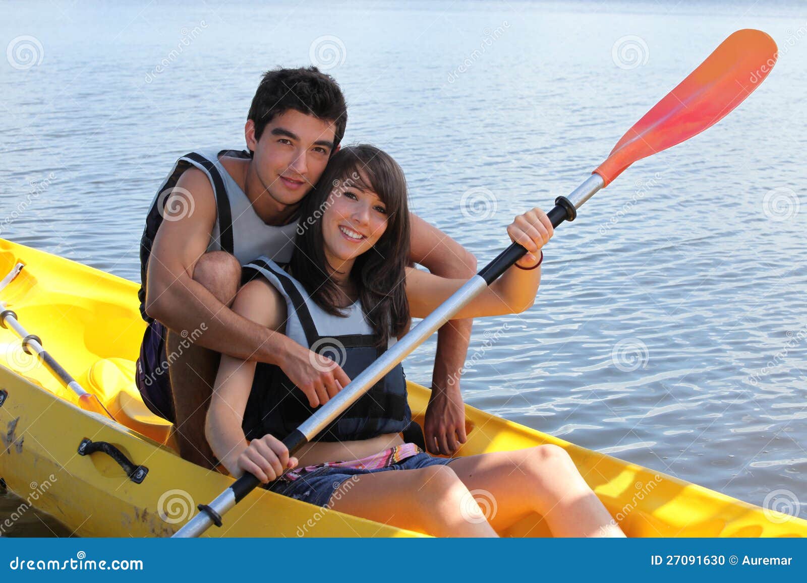 Canoeing de couples photo stock. Image du calme, étreindre 27091630