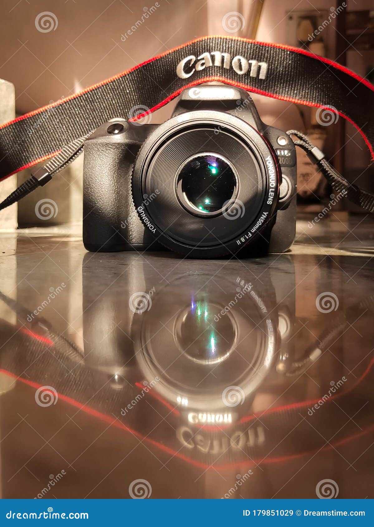 Canon 200D Set with YONGNUO 50 Mm F 1..8 Large Aperture Auto Focus. Editorial Stock Image - Image of accessories, ball: 179851029
