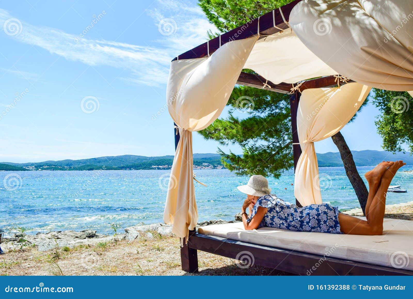 Canopy Bed Beach stock foto. Image of overzees, ligstoel 161392388