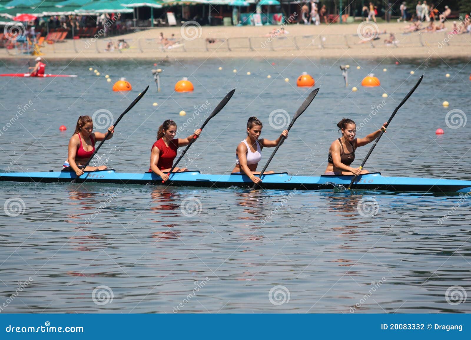 BELGRADE - 18 JUIN : Championnat aîné européen le 18 juin 2011 de Sprint de canoë à Belgrade, Serbie.