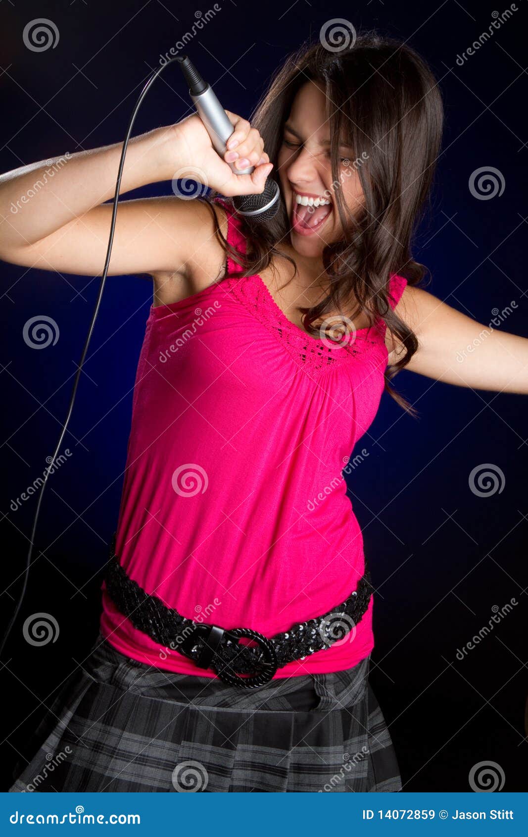 Cantante del Karaoke imagen de archivo. Imagen de mujeres 14072859