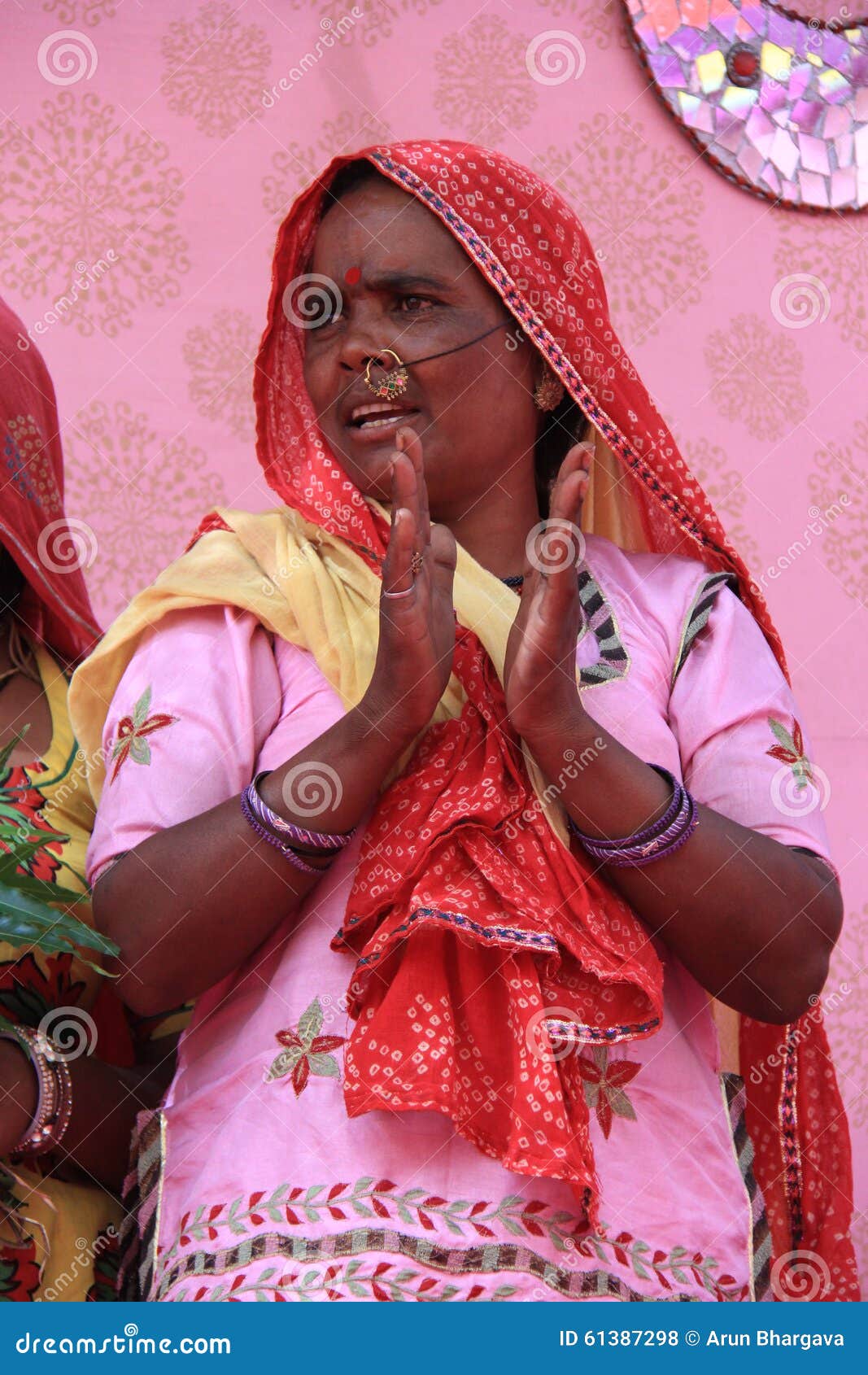 Cantantes populares indios. Dos cantantes nómadas de sexo femenino de Rajasthán cantan canciones locales tradicionales de la historia en Jaipur con el instrumento local Dholak del golpe