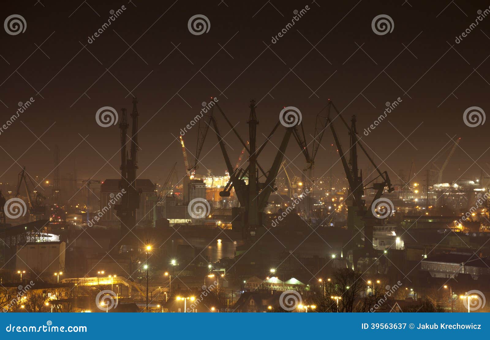 Cantiere navale a Danzica alla notte, Polonia. Cantiere navale a Danzica, Polonia, il luogo di nascita del movimento di solidarietà. Foto presa sopra: 5 aprile 2014.