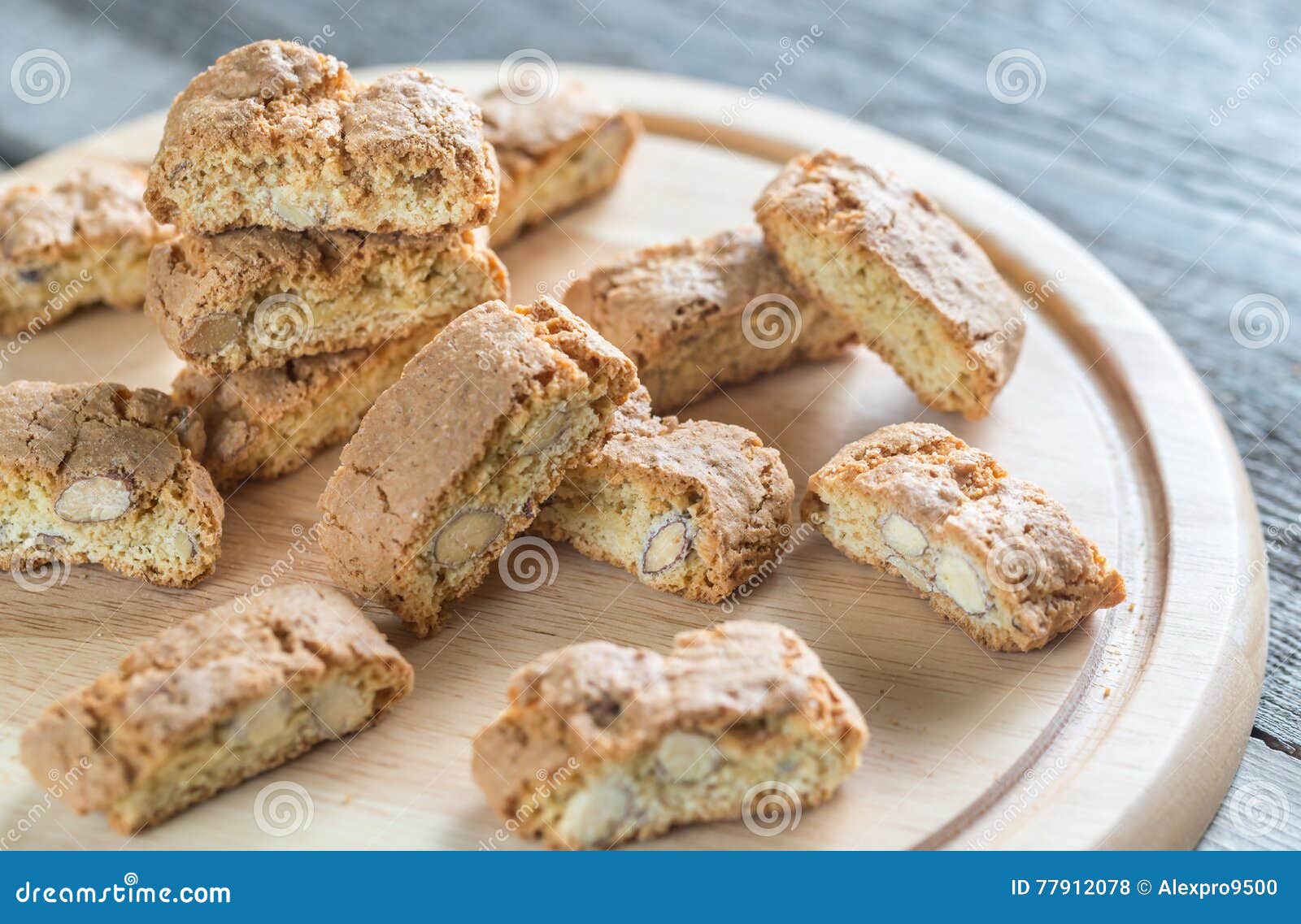 Cantuccini mit Mandeln stockfoto. Bild von rustikal, traditionell ...