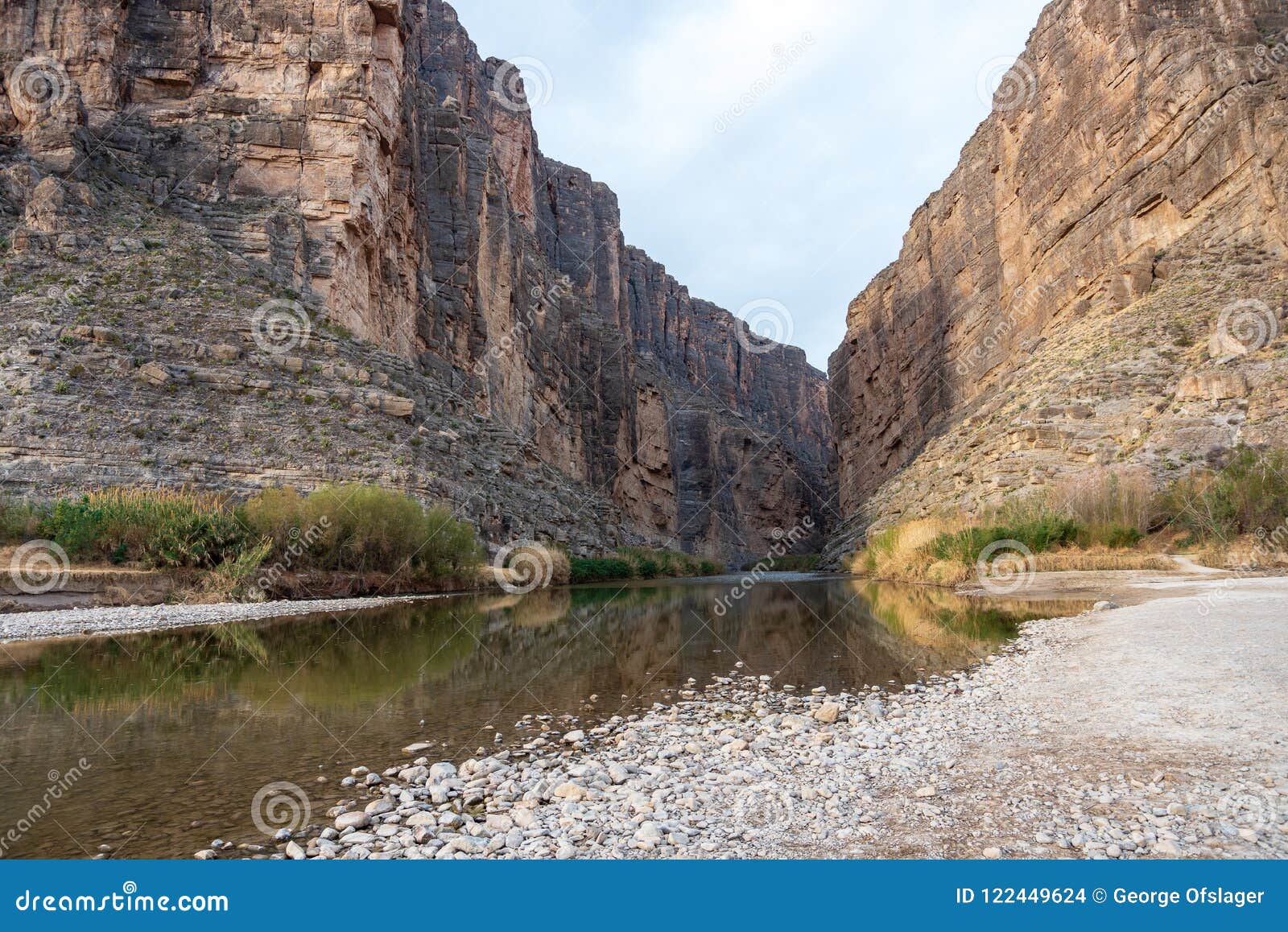 Canyon della Santa Elena. Rio Grand funziona sebbene Santa Elena Canyon nel grande parco nazionale della curvatura