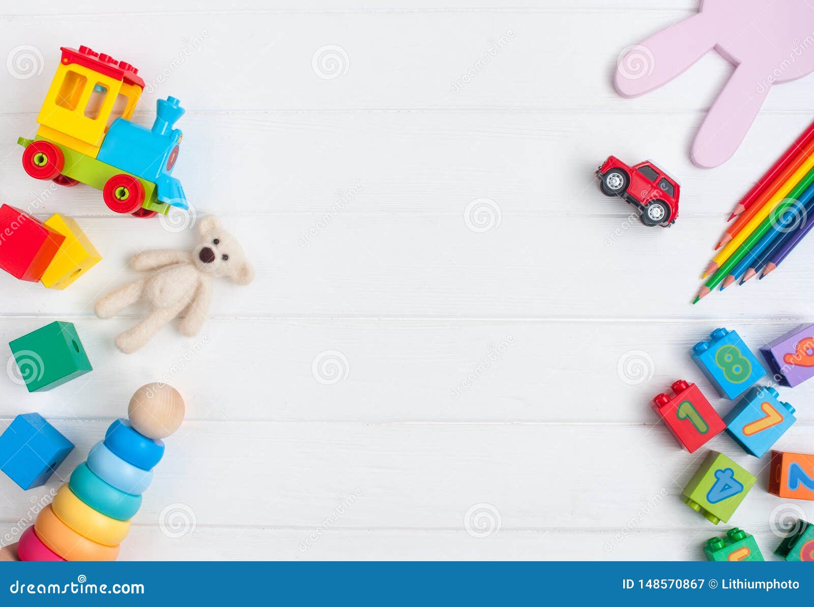 Capítulo De Los Juguetes De Los Niños En El Fondo De Madera Blanco Con El Espacio De La Copia Imagen de archivo - Imagen de espacio, madera: 148570867